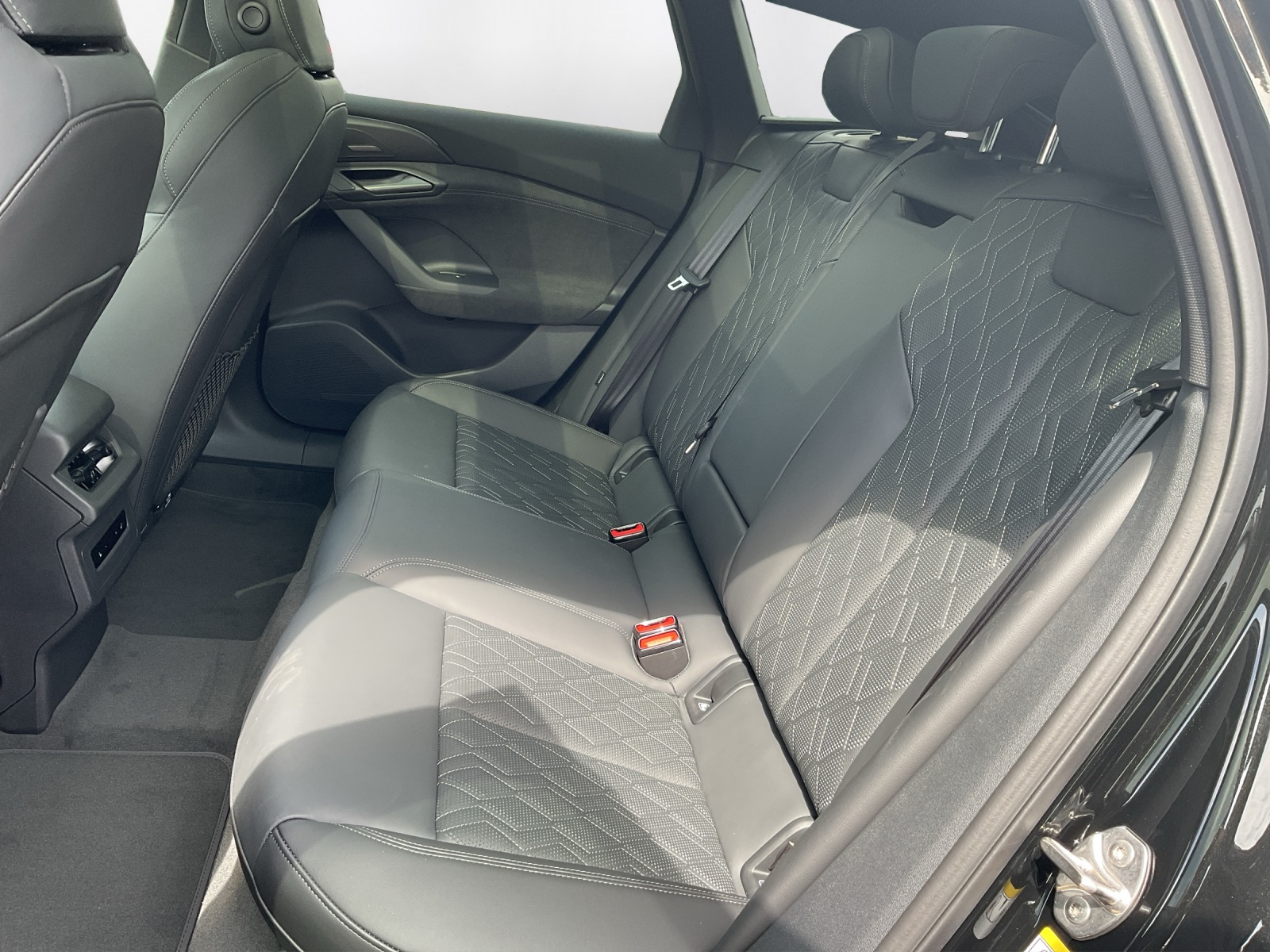 AUDI S6 Avant e-tron quattro-image-10