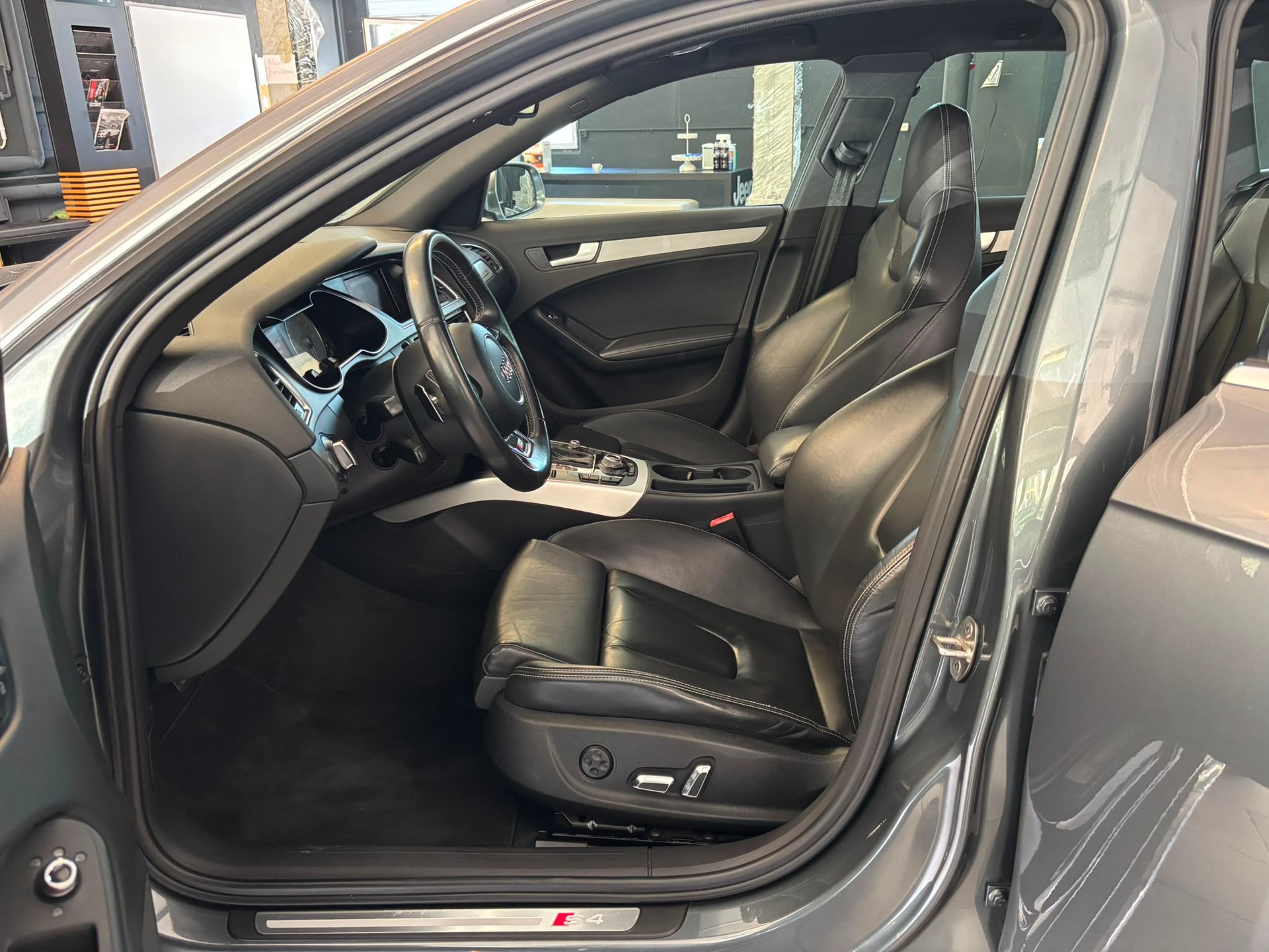 AUDI S4 Avant 3.0 TFSI quattro S-tronic-image-8