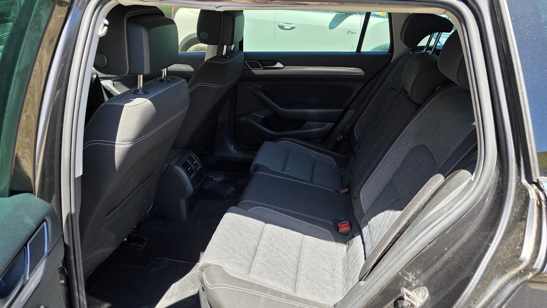 VW Passat 2.0 TDI BMT Elegance DSG-image-8