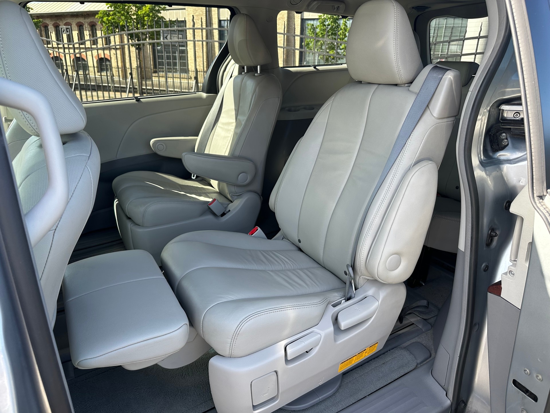 TOYOTA Sienna 3.5 A 4WD * 7-Plätzer *-image-14