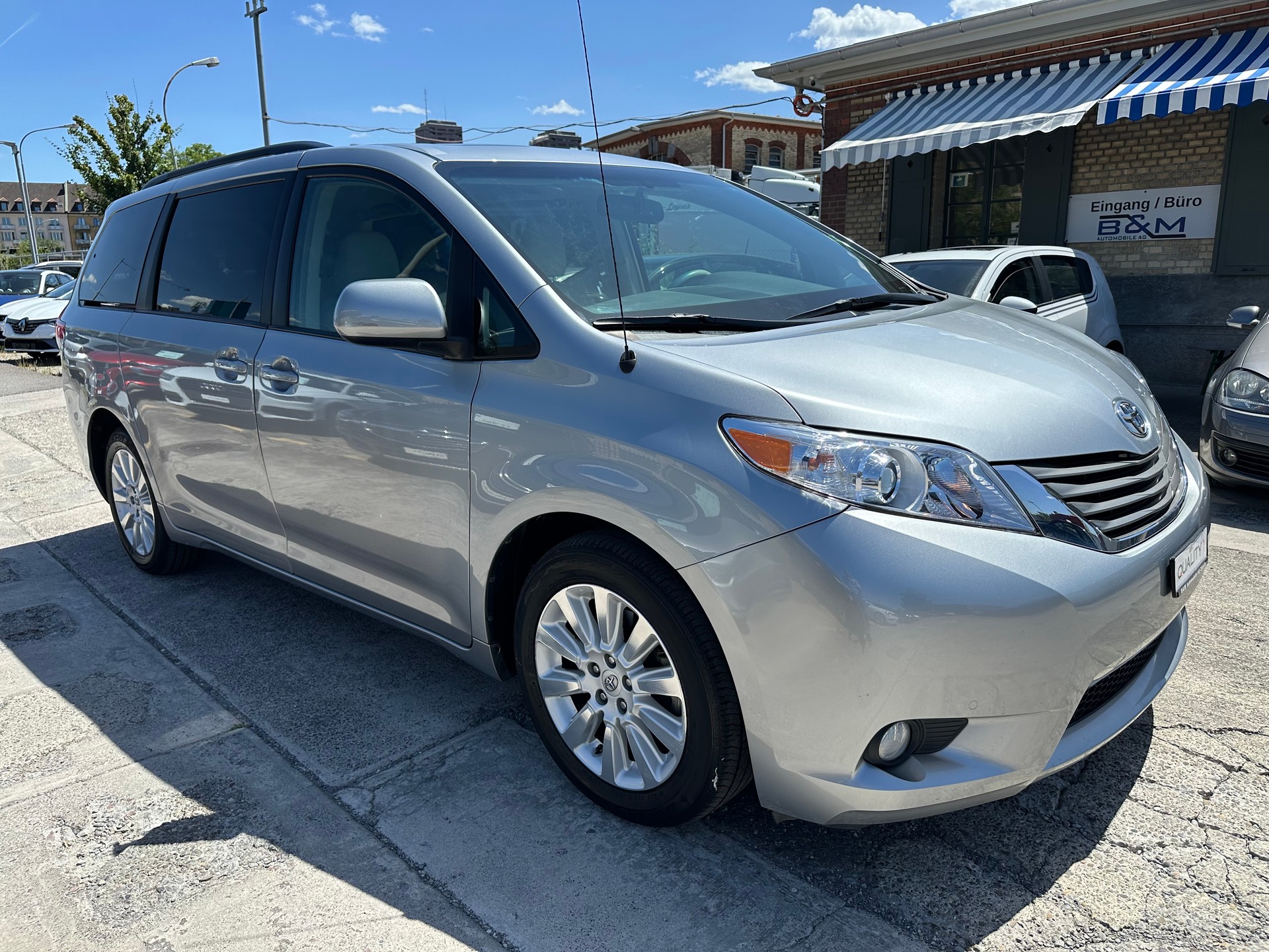 TOYOTA Sienna 3.5 A 4WD * 7-Plätzer *-image-2