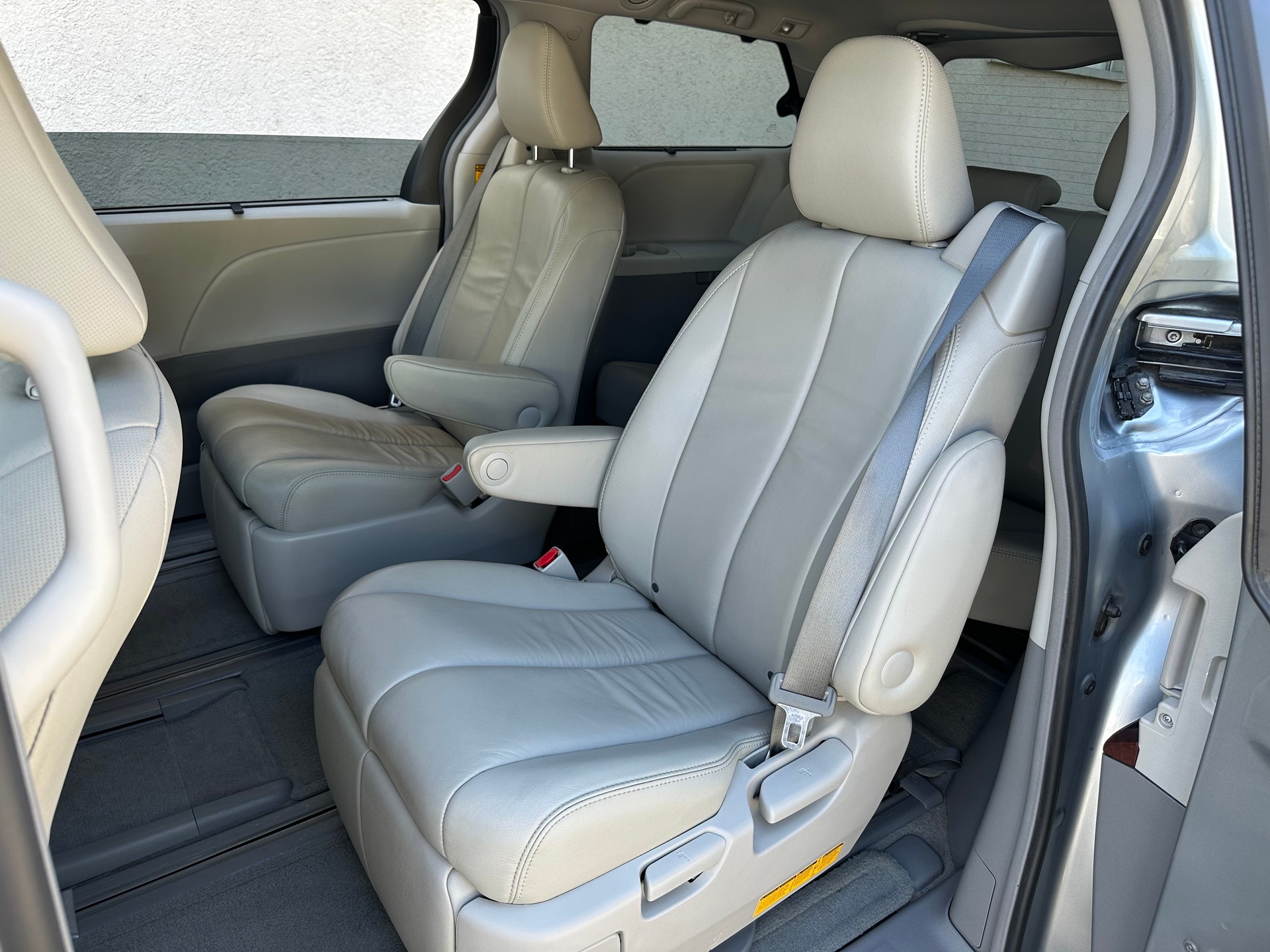 TOYOTA Sienna 3.5 A 4WD * 7-Plätzer *-image-13
