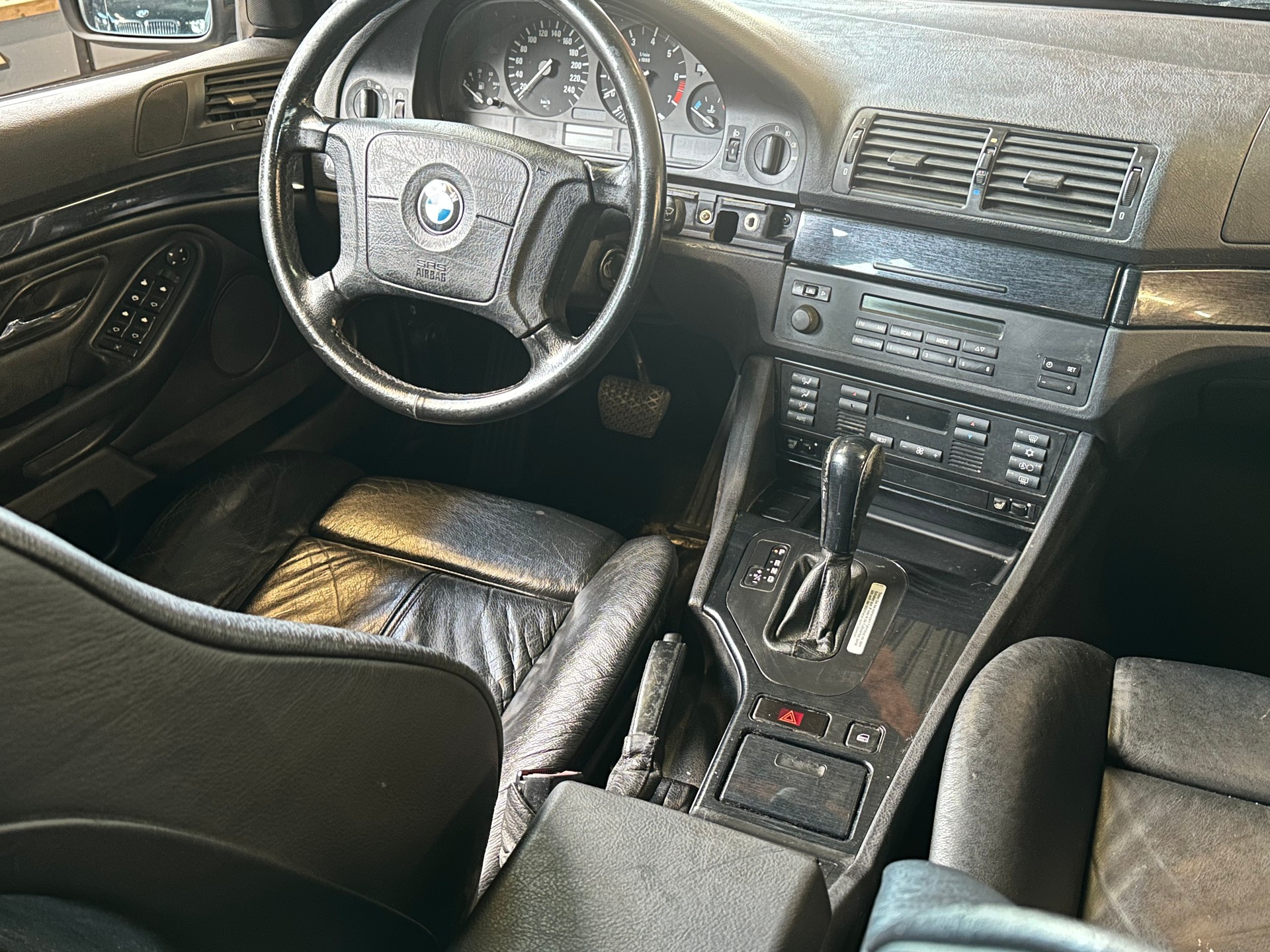 BMW 528i A-image-8