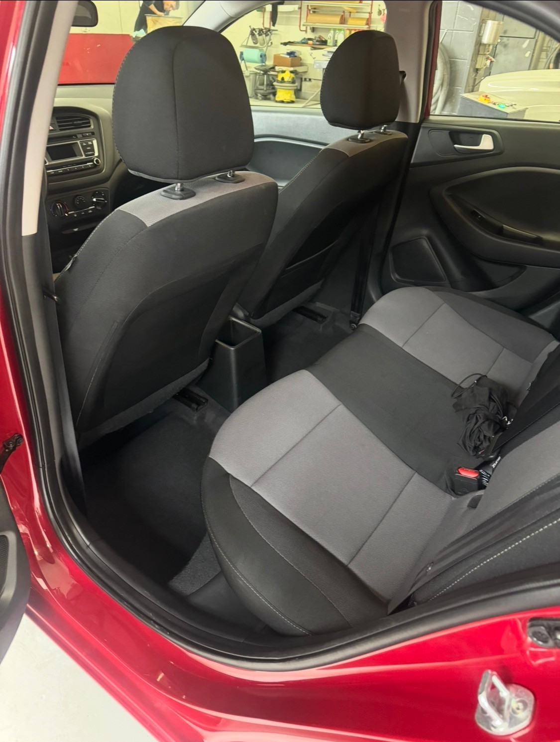 HYUNDAI i20 1.4 Amplia Automatic-image-9