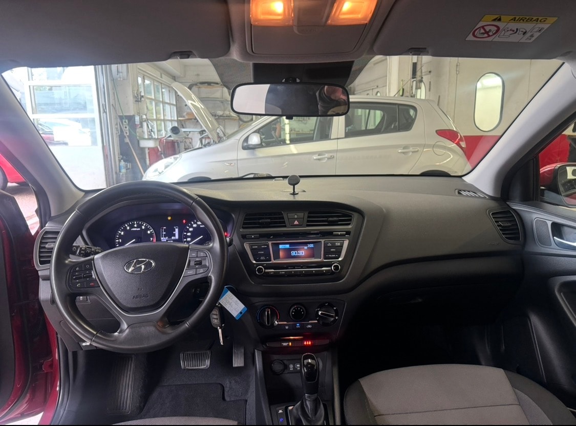 HYUNDAI i20 1.4 Amplia Automatic-image-4