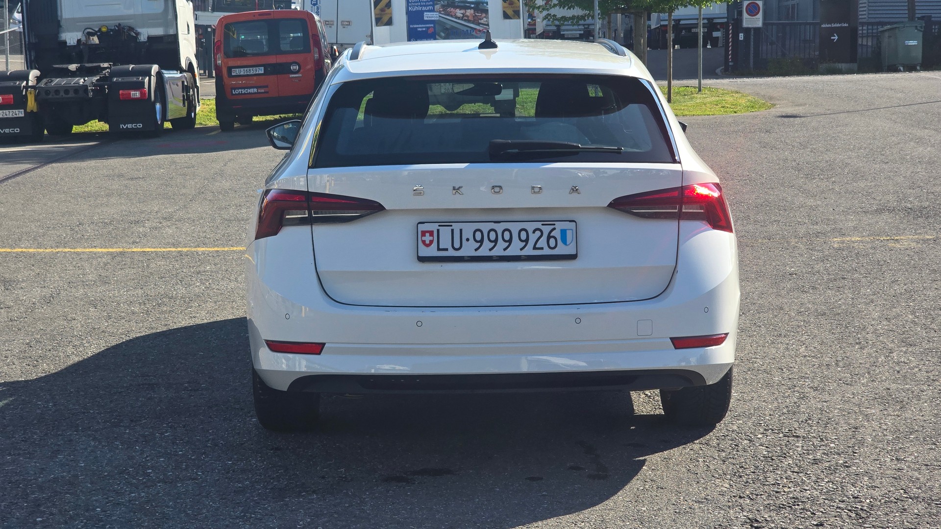 SKODA Octavia Combi 2.0 TDI DSG Ambition-image-5