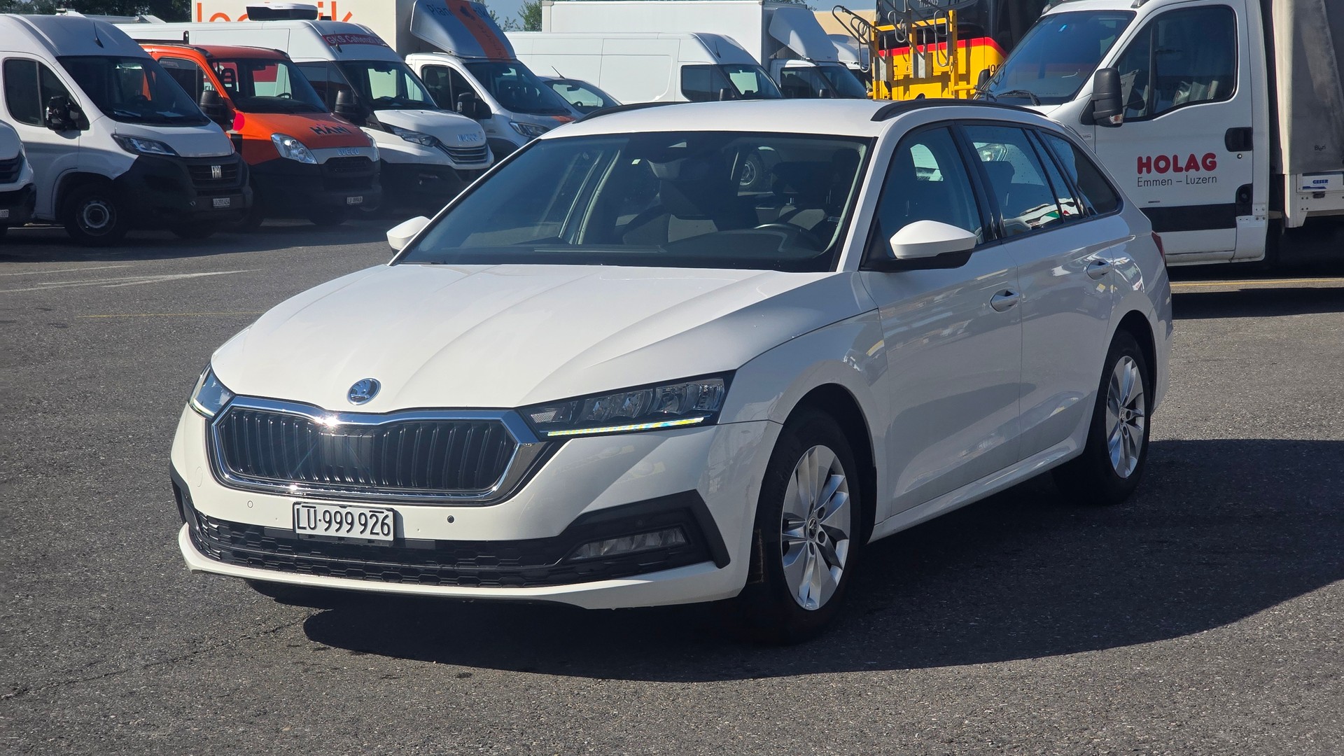 SKODA Octavia Combi 2.0 TDI DSG Ambition-image-2