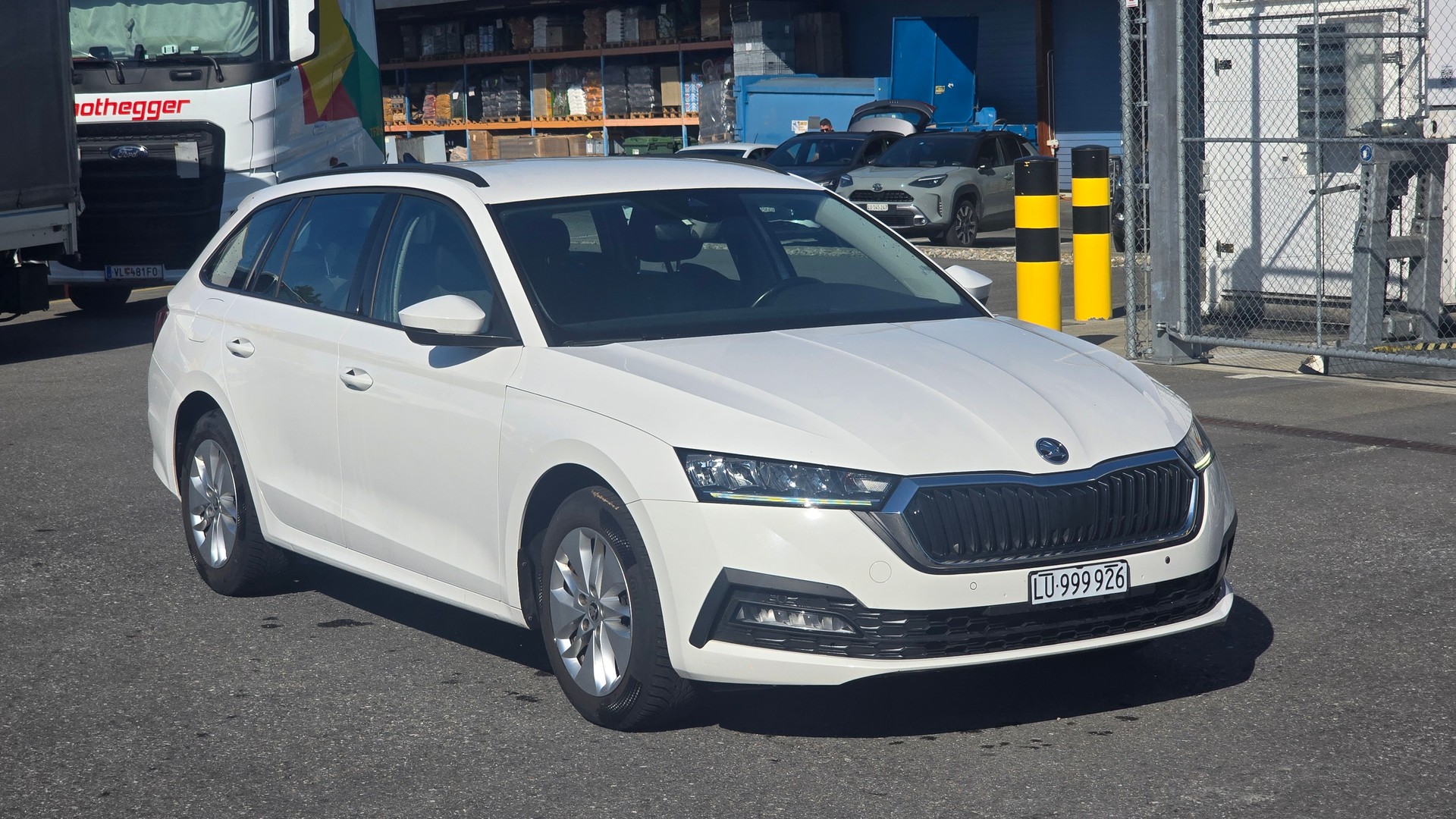 SKODA Octavia Combi 2.0 TDI DSG Ambition-image-0