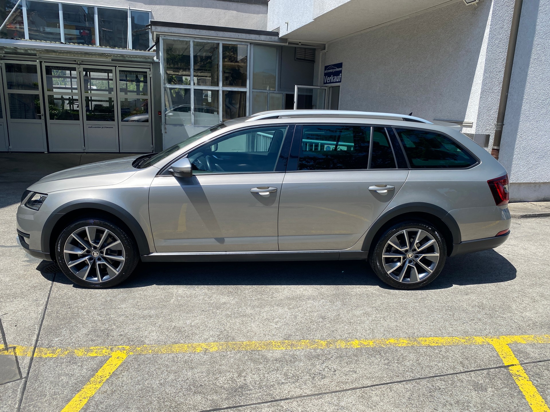 SKODA Octavia Combi 2.0 TSI Scout 4x4 DSG-image-8