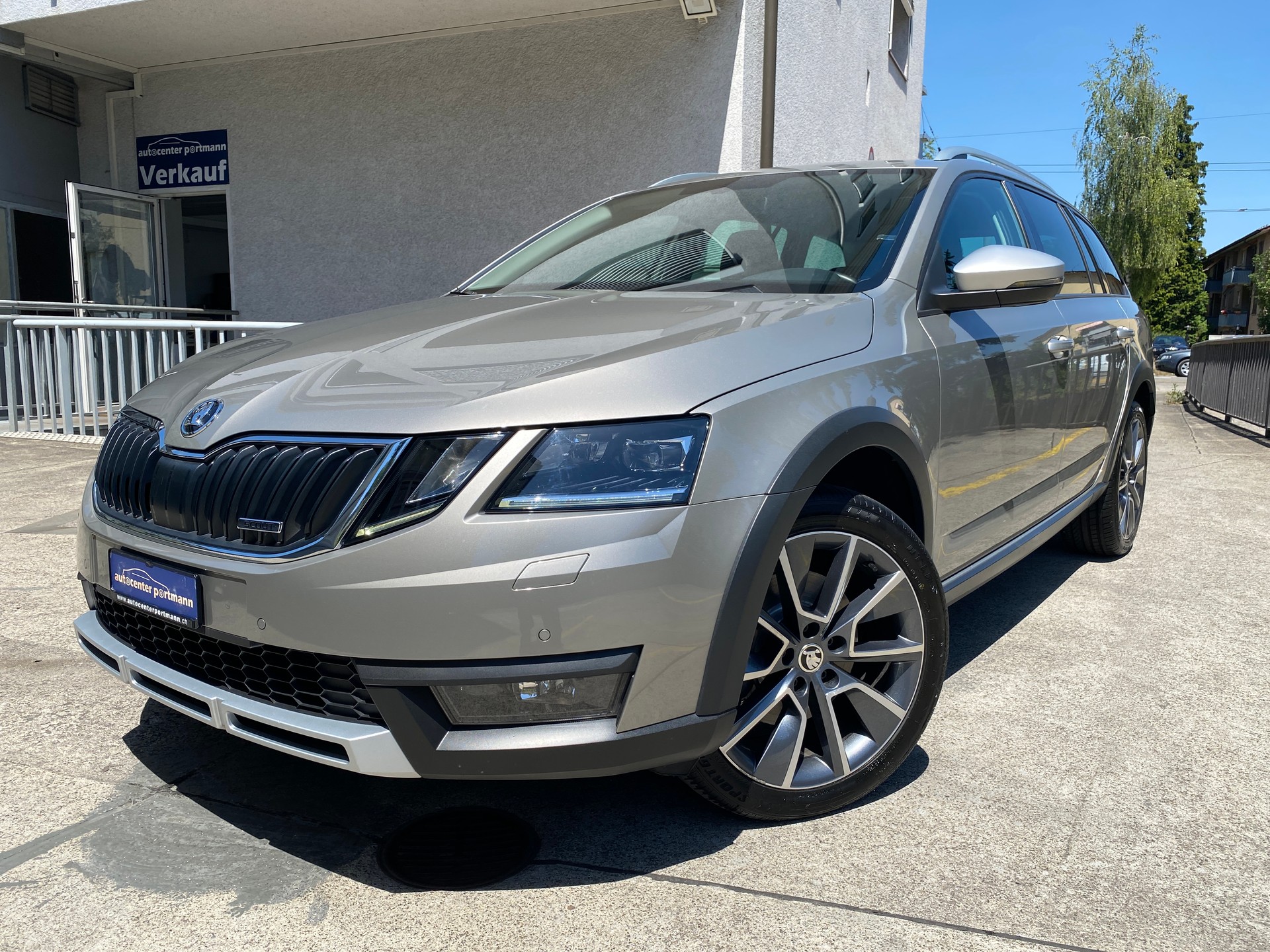 SKODA Octavia Combi 2.0 TSI Scout 4x4 DSG-image-0