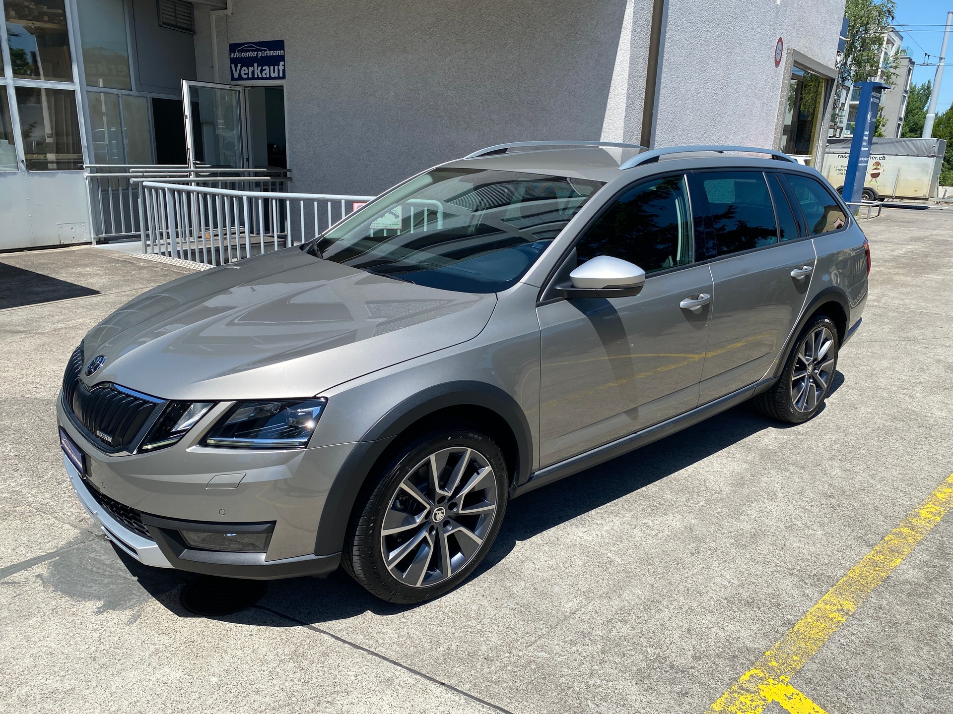 SKODA Octavia Combi 2.0 TSI Scout 4x4 DSG-image-2
