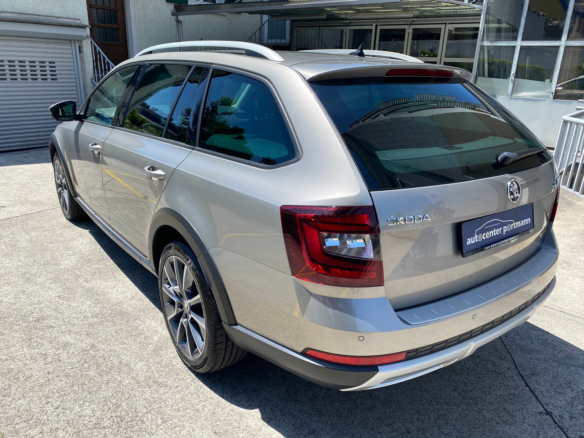SKODA Octavia Combi 2.0 TSI Scout 4x4 DSG-image-11