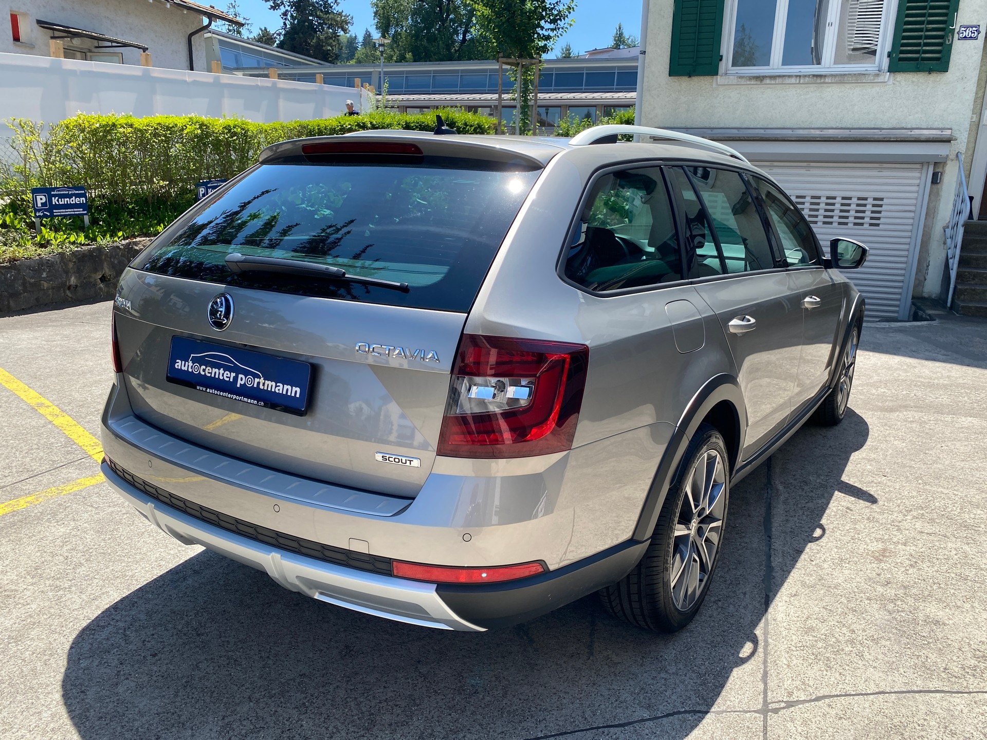 SKODA Octavia Combi 2.0 TSI Scout 4x4 DSG-image-10