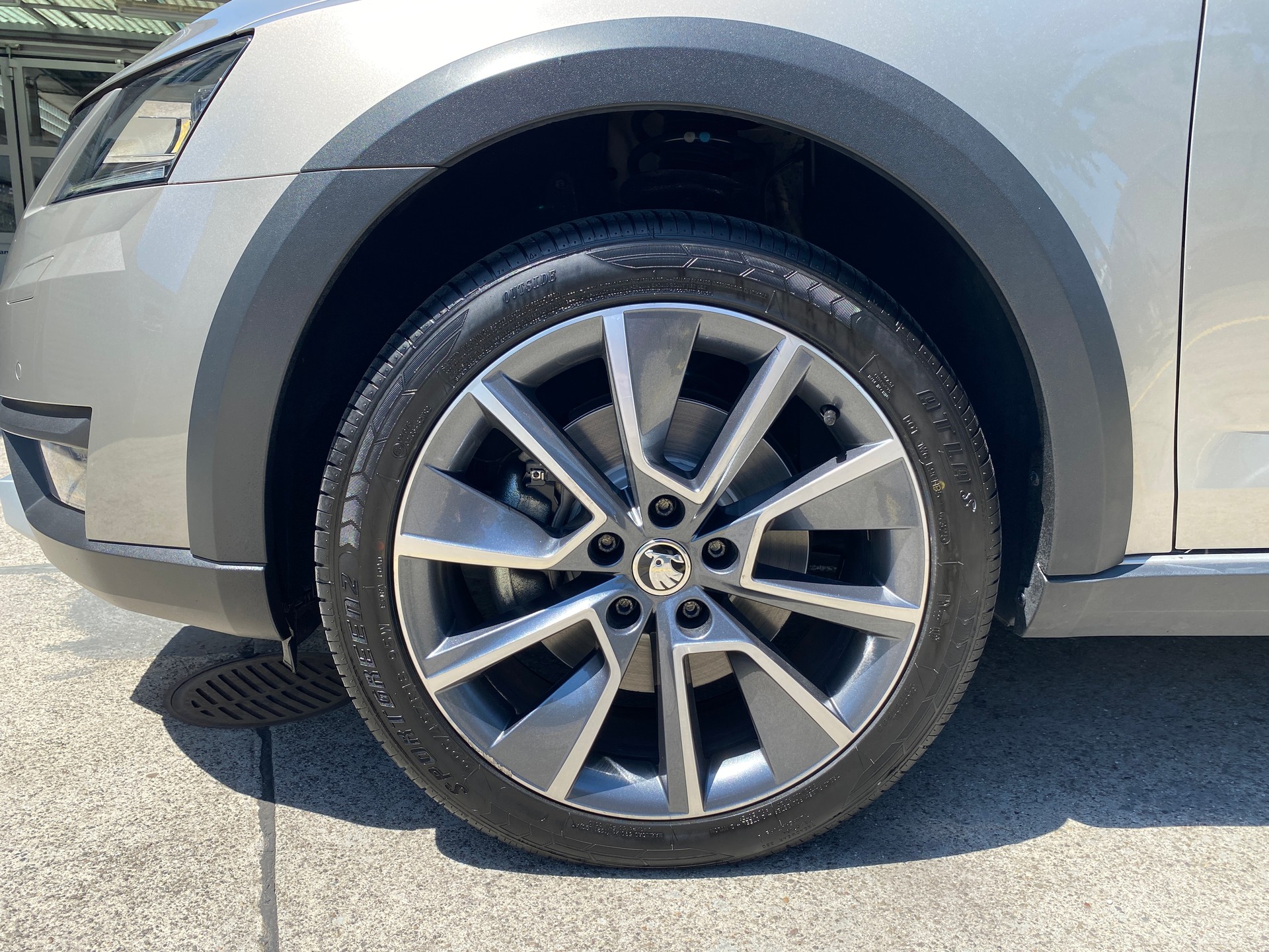 SKODA Octavia Combi 2.0 TSI Scout 4x4 DSG-image-14