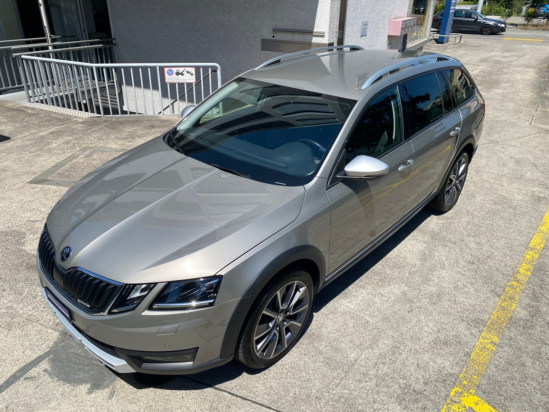 SKODA Octavia Combi 2.0 TSI Scout 4x4 DSG-image-4