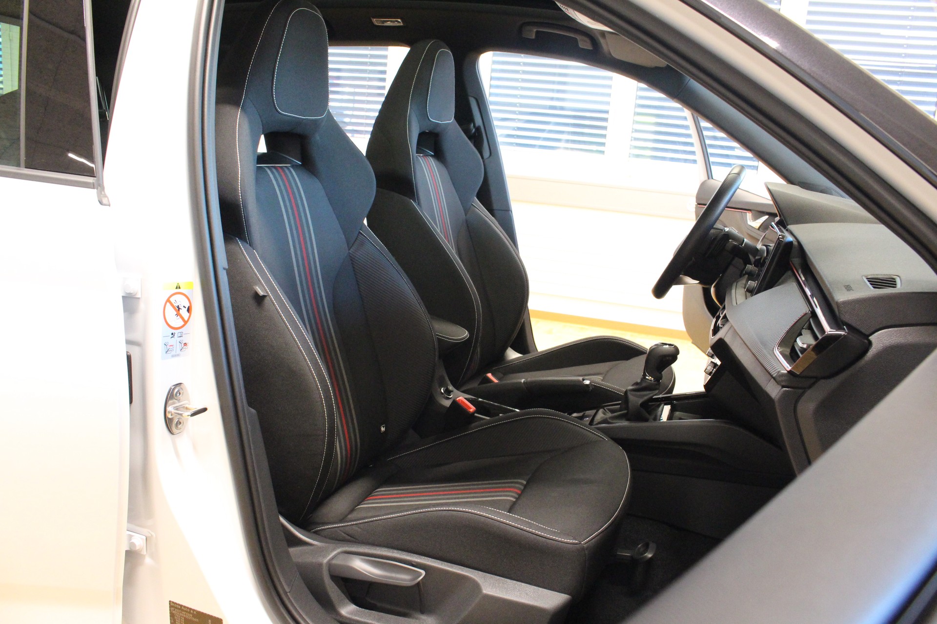 SKODA Kamiq 1.5 TSI Monte Carlo DSG 150PS • Facelfit • Panorama-Glasdach • Elektr. Heckklappe • Elektr. AHK • 60 M. Garantie-image-15