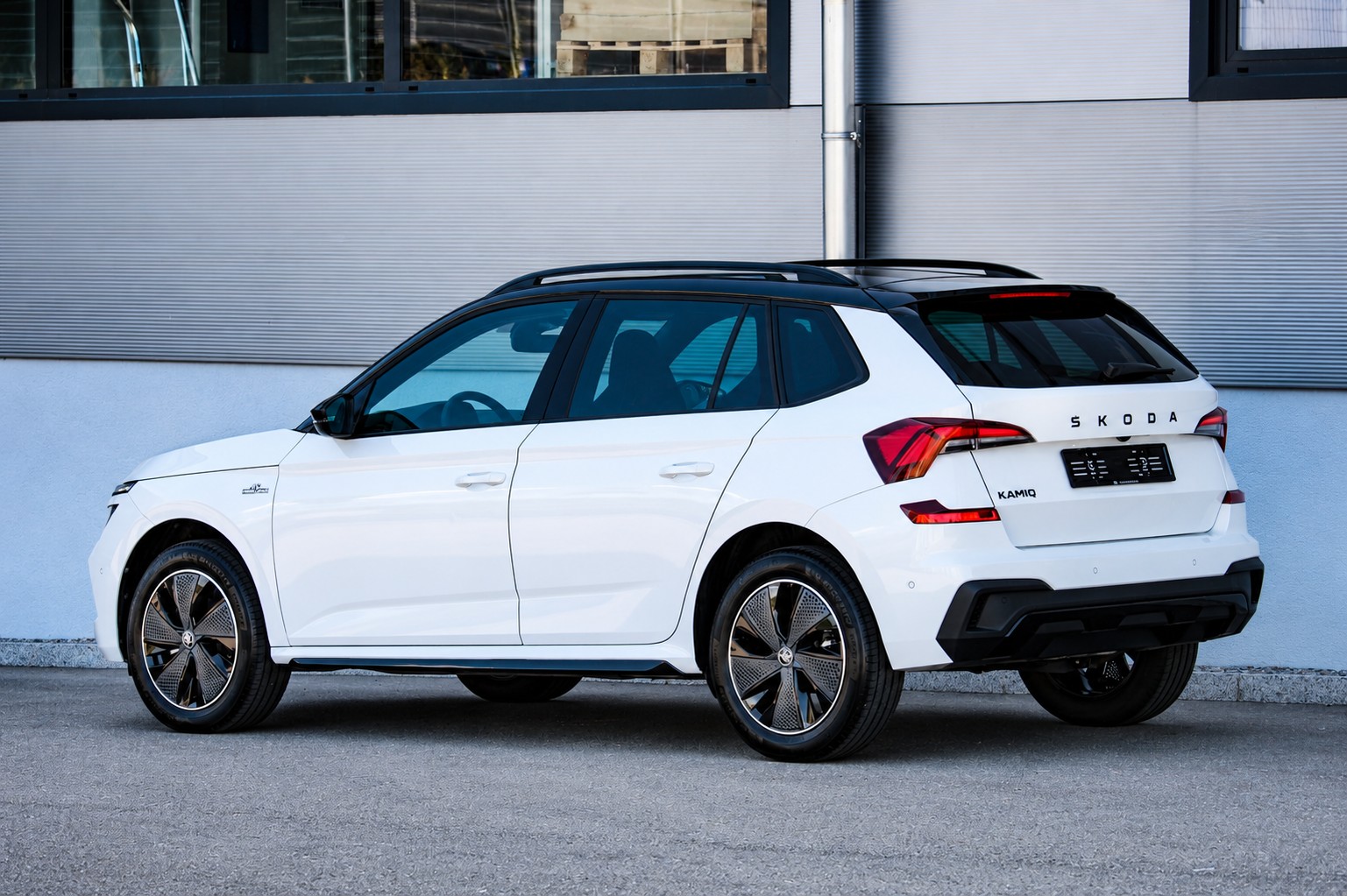 SKODA Kamiq 1.5 TSI Monte Carlo DSG 150PS • Facelfit • Panorama-Glasdach • Elektr. Heckklappe • Elektr. AHK • 60 M. Garantie-image-4