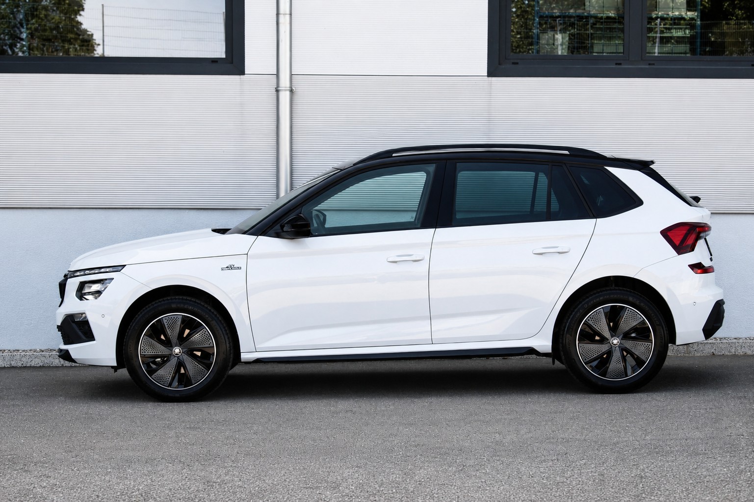SKODA Kamiq 1.5 TSI Monte Carlo DSG 150PS • Facelfit • Panorama-Glasdach • Elektr. Heckklappe • Elektr. AHK • 60 M. Garantie-image-3