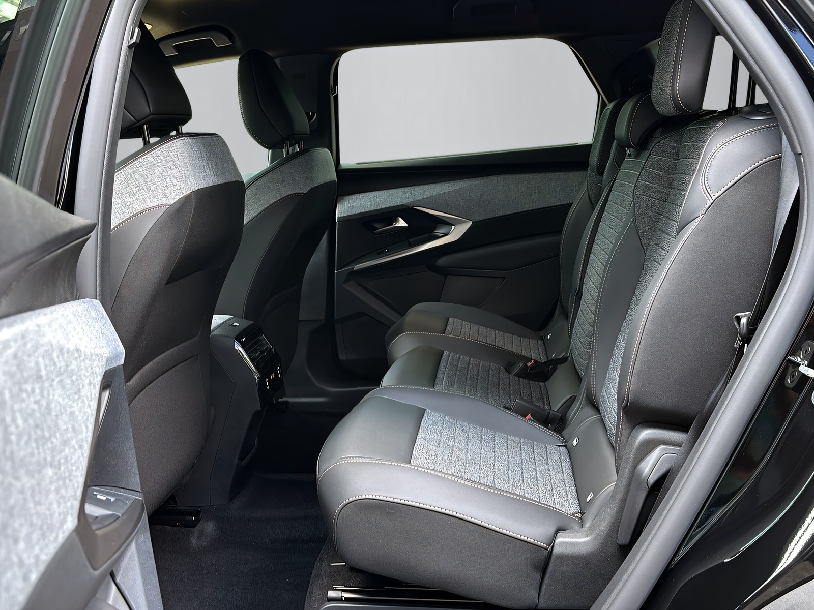 PEUGEOT 5008 1.2 Hybrid Allure Premium-image-6