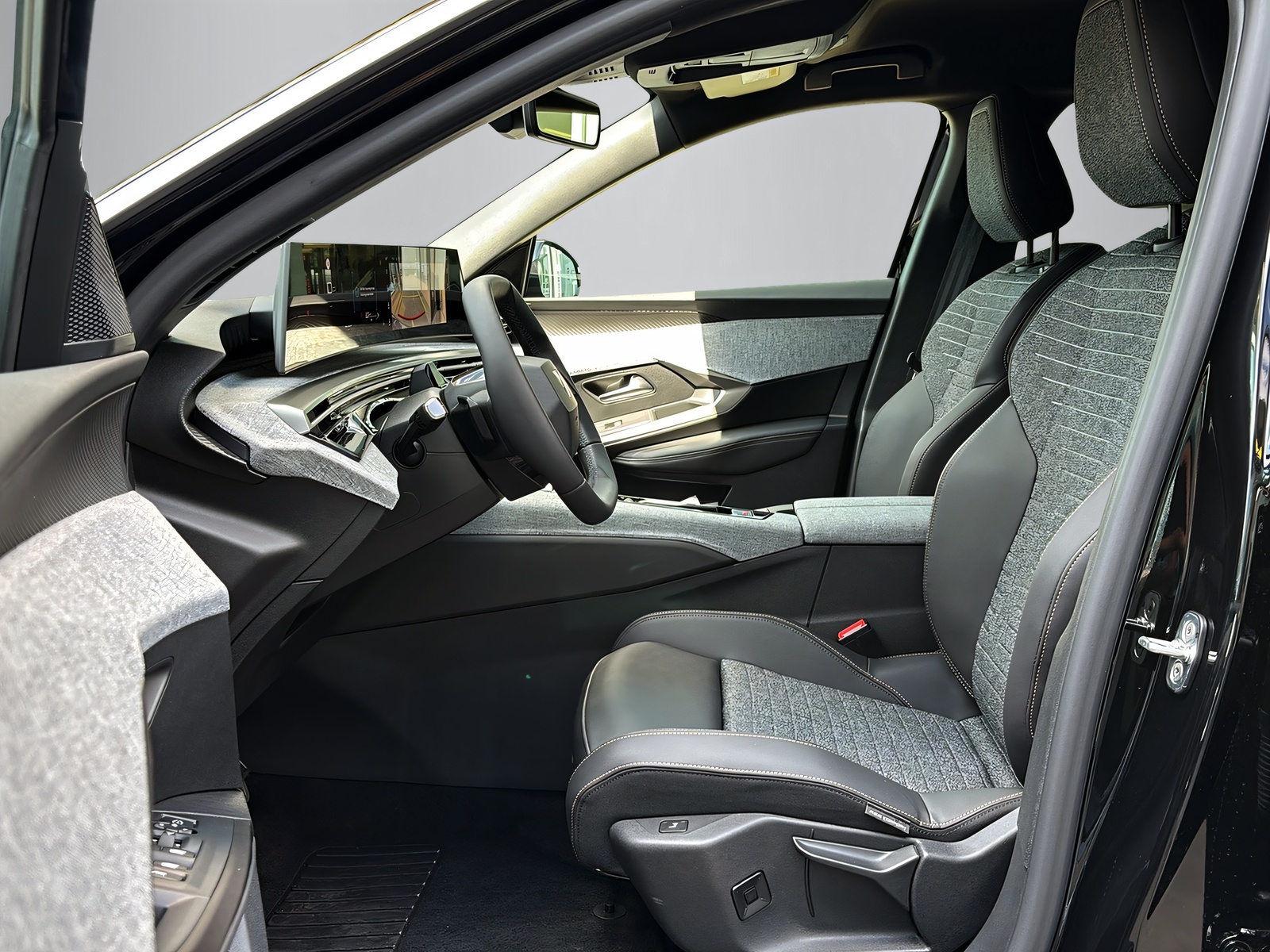 PEUGEOT 5008 1.2 Hybrid Allure Premium-image-2