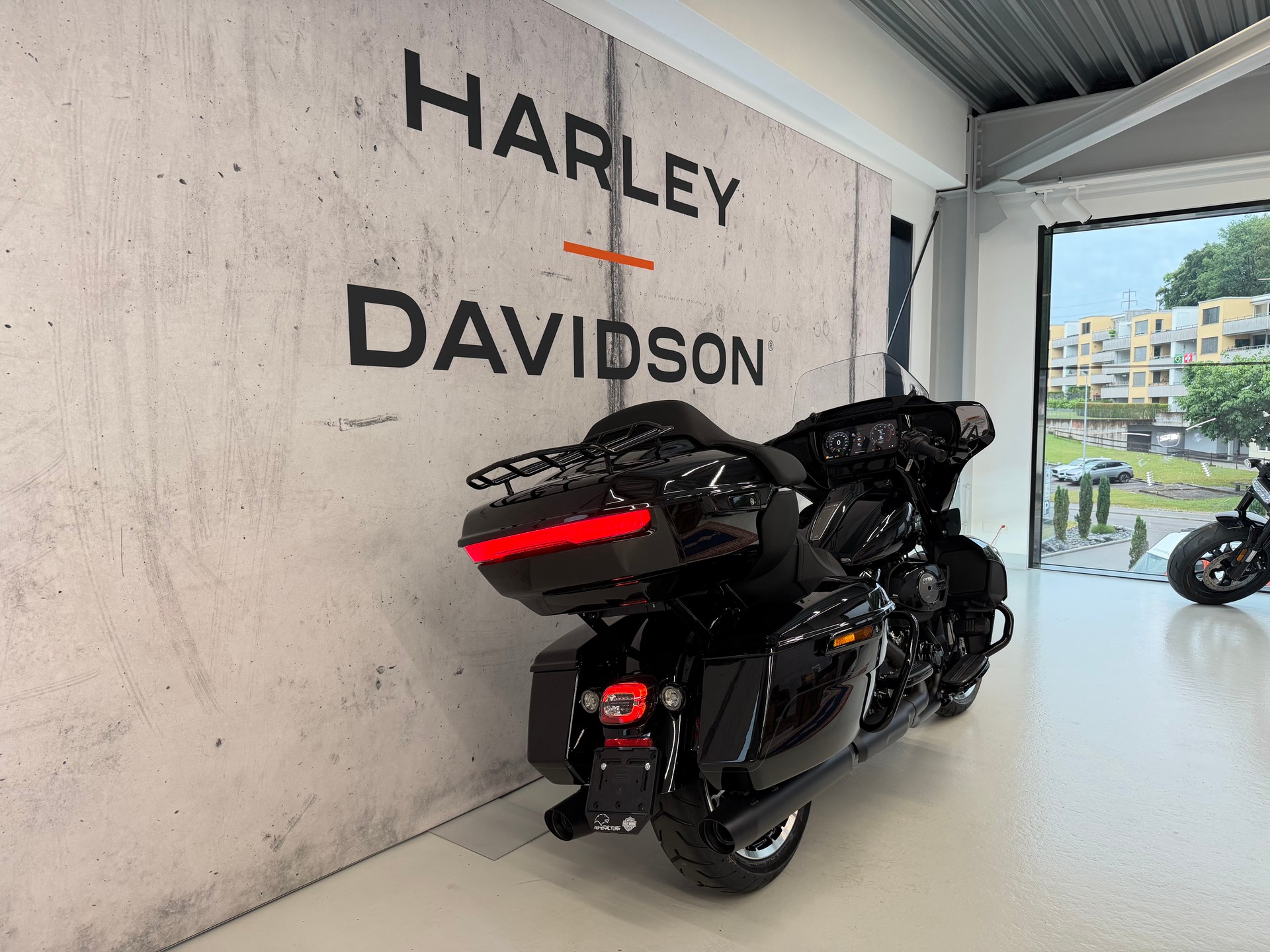 HARLEY-DAVIDSON FLHXL Street Glide Limited 117-showroom-element-2