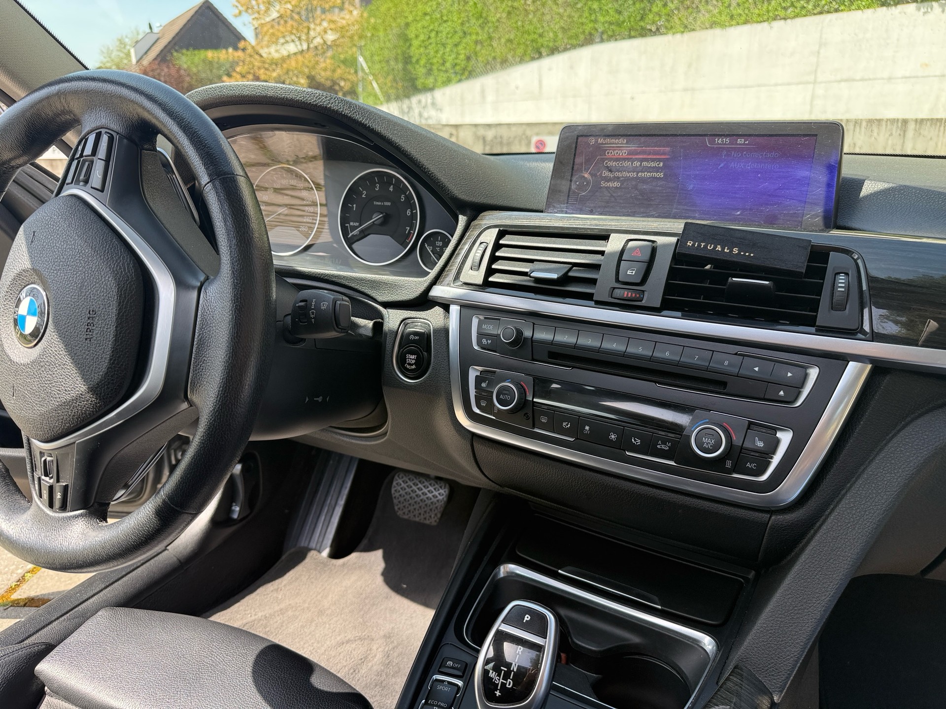 BMW 320i xDrive-image-1