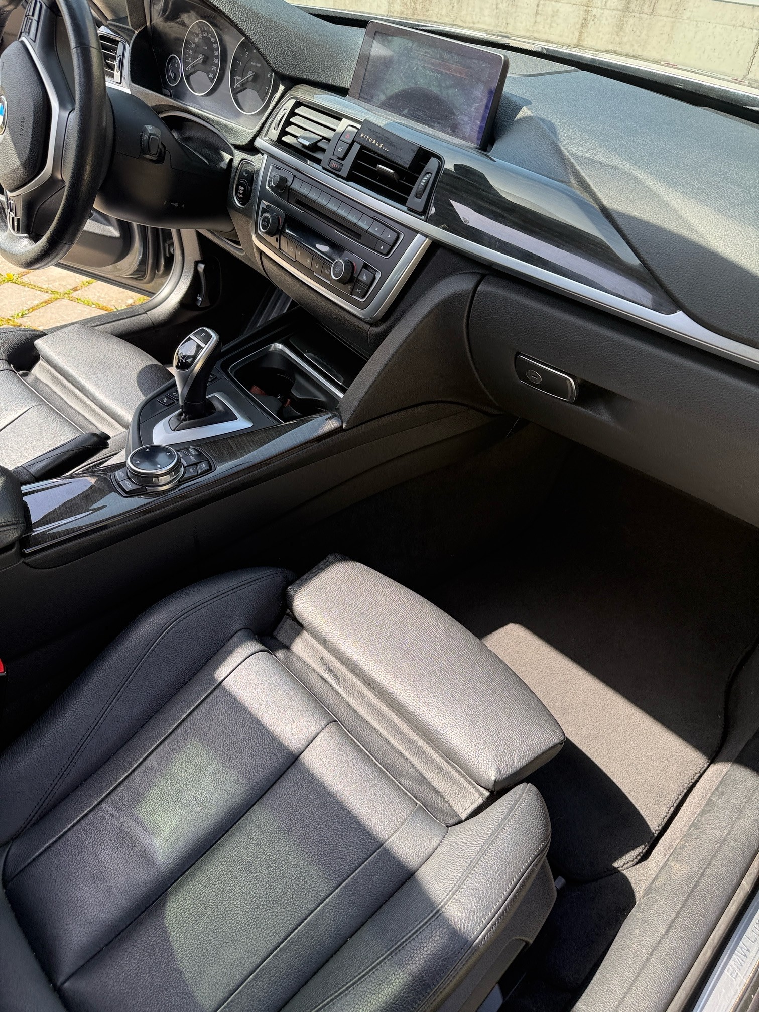 BMW 320i xDrive-image-4