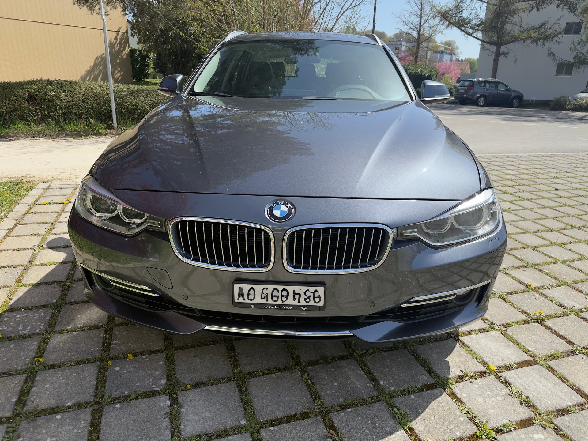 BMW 320i xDrive-image-2