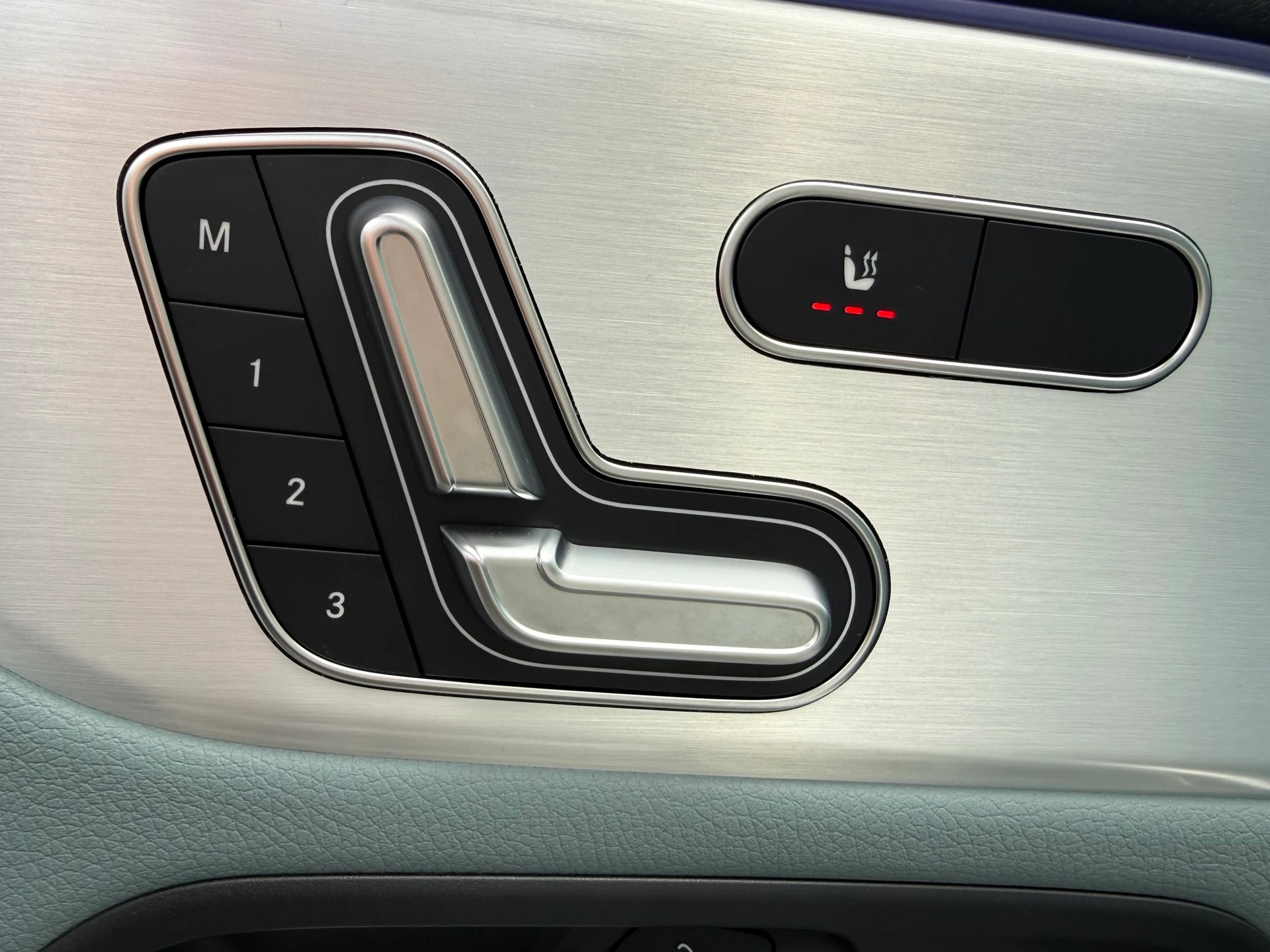 MERCEDES-BENZ EQA 350 AMG Line 4Matic Swiss Star-image-7