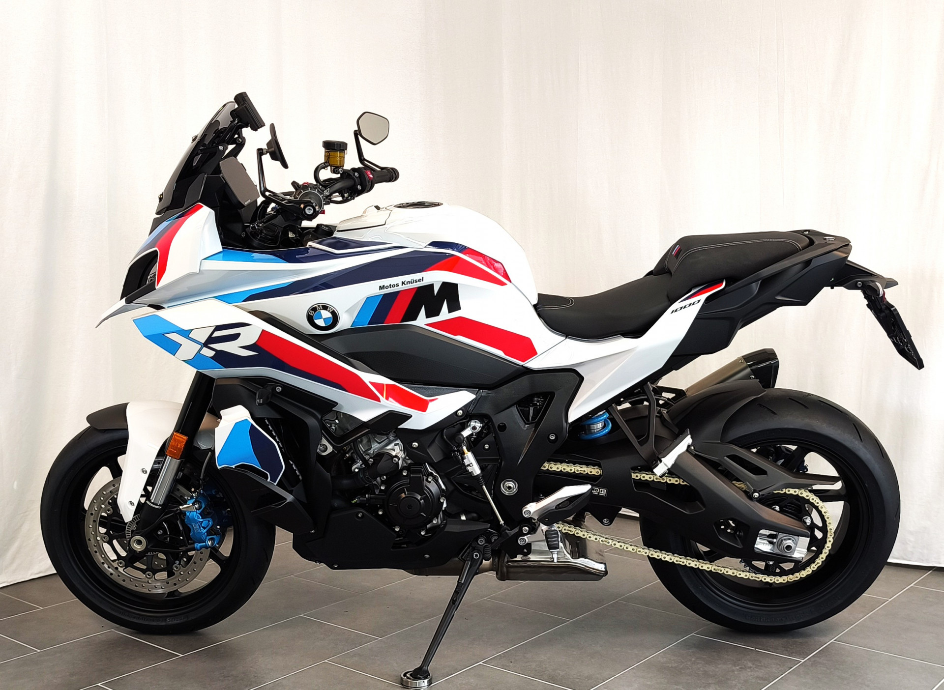 BMW M 1000 XR-showroom-element-3