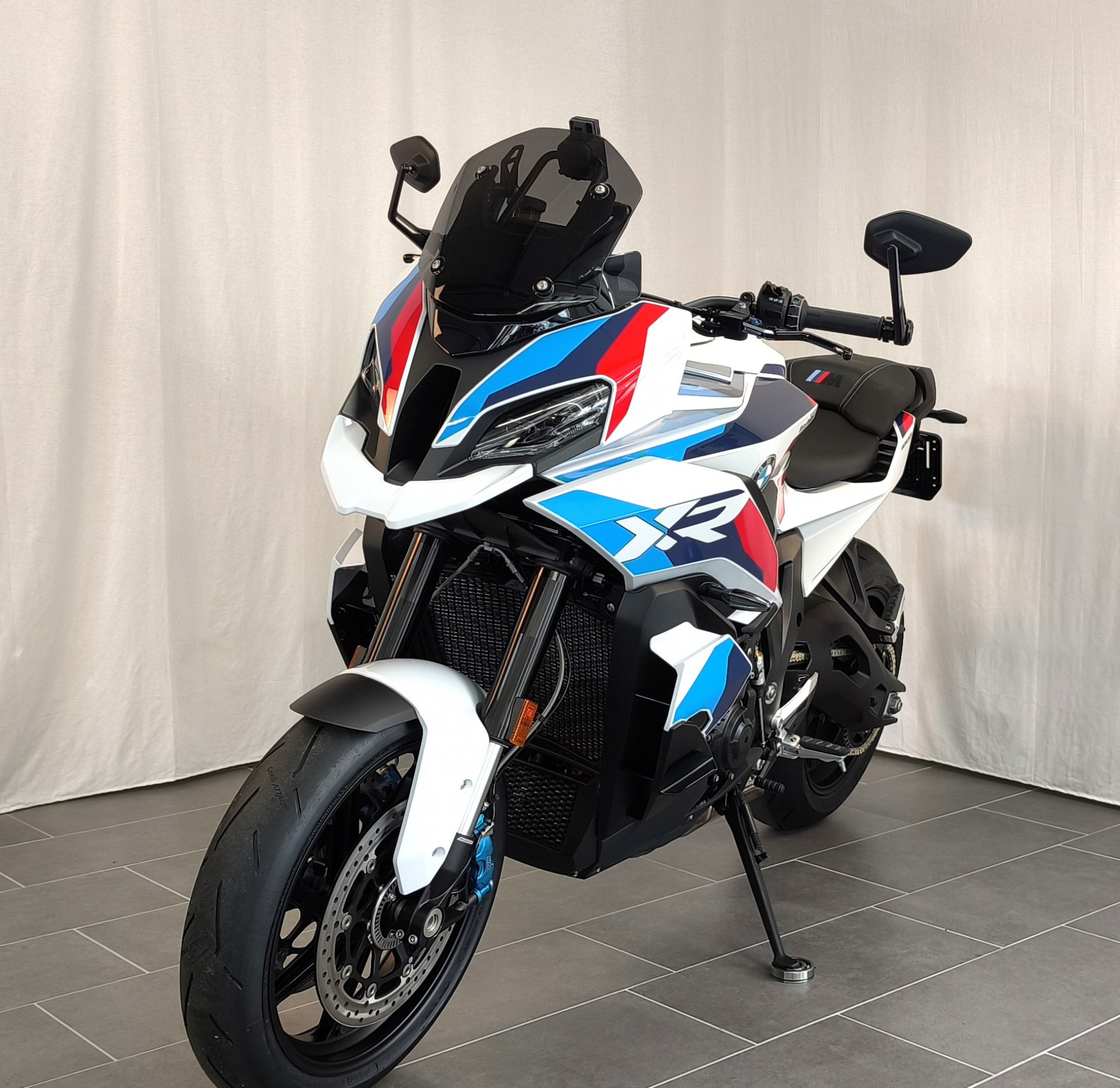 BMW M 1000 XR-showroom-element-2