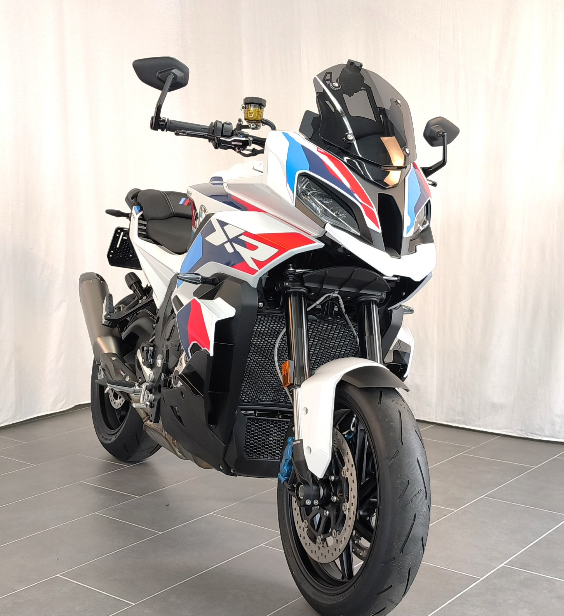 BMW M 1000 XR-showroom-element-1