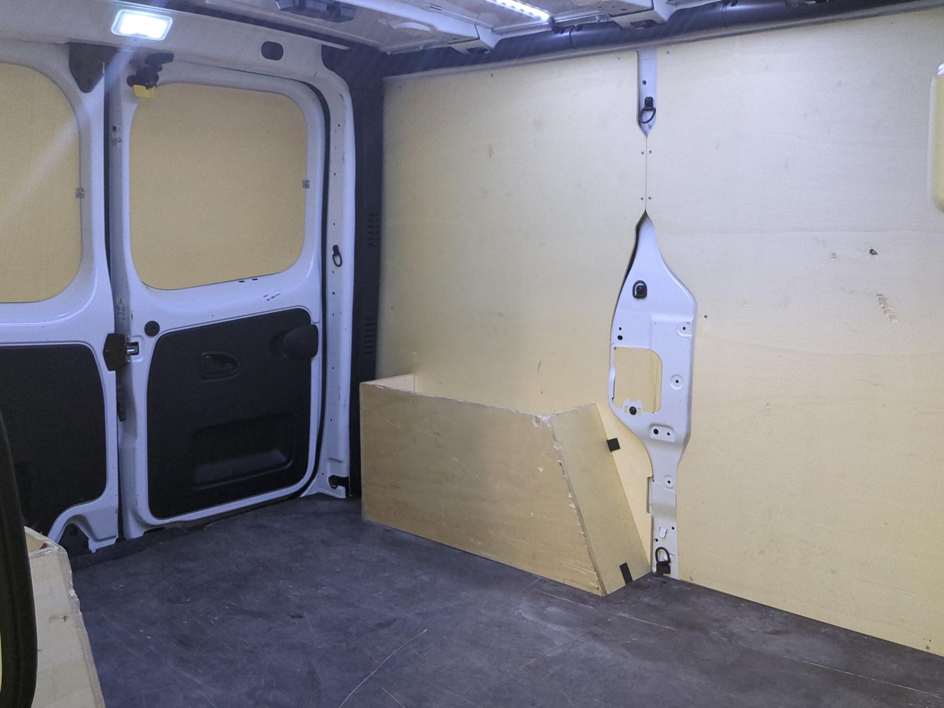 RENAULT Trafic 2.0 Blue dCi110 Business L1H1-image-14