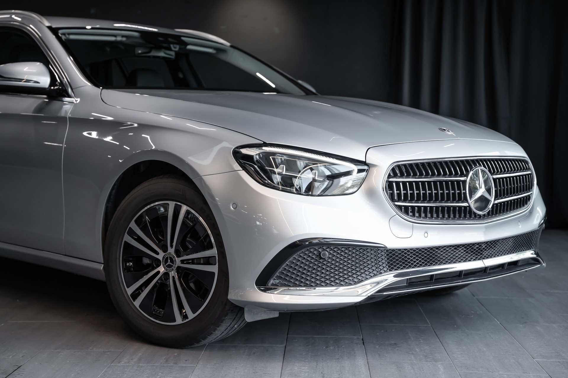 MERCEDES-BENZ E 220 d T Avantgarde 9G-Tronic / Sitzheizung / Rückfahrkamera / Assistenzsysteme uvm..-image-1
