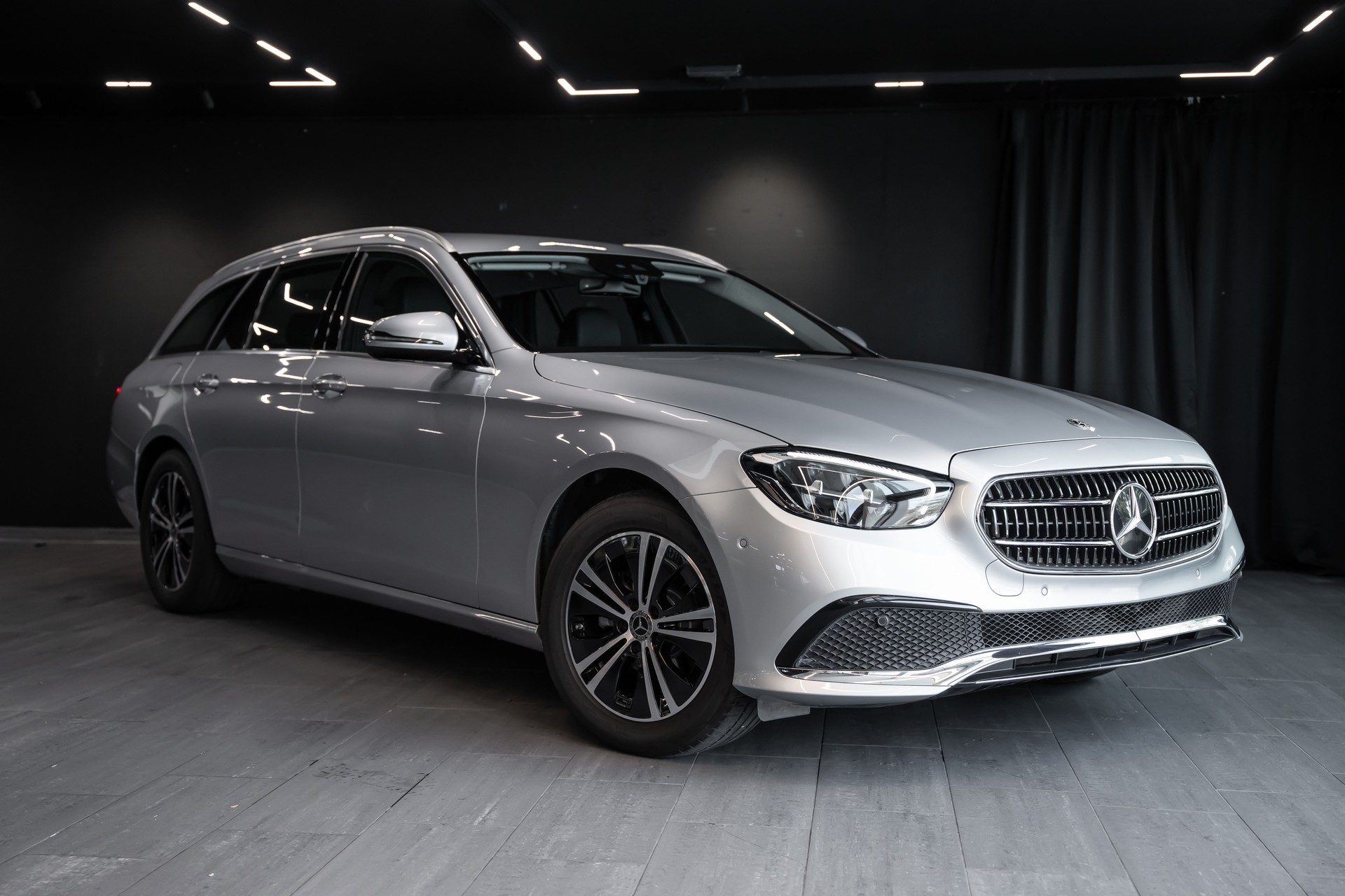 MERCEDES-BENZ E 220 d T Avantgarde 9G-Tronic / Sitzheizung / Rückfahrkamera / Assistenzsysteme uvm..-image-0