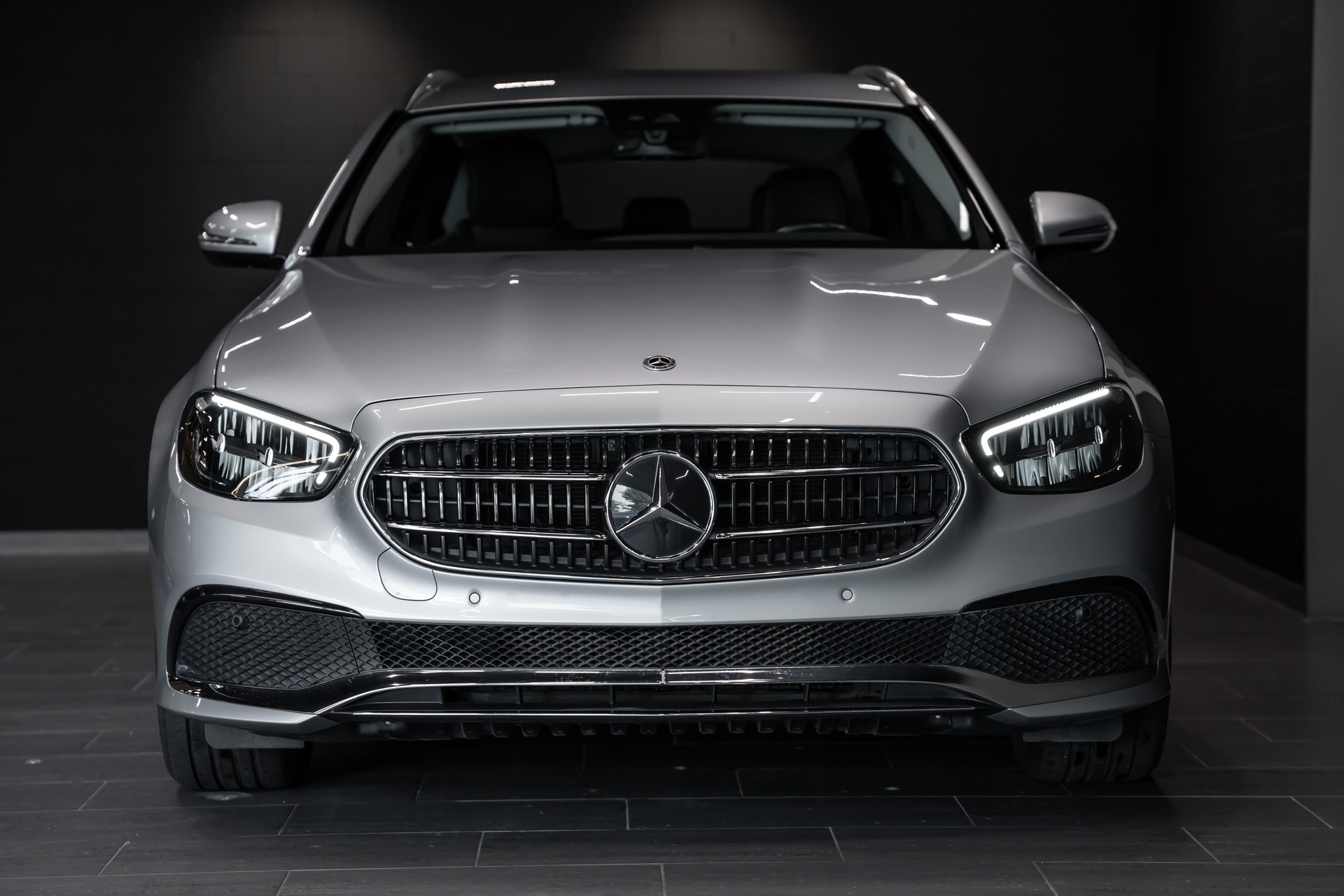 MERCEDES-BENZ E 220 d T Avantgarde 9G-Tronic / Sitzheizung / Rückfahrkamera / Assistenzsysteme uvm..-image-5
