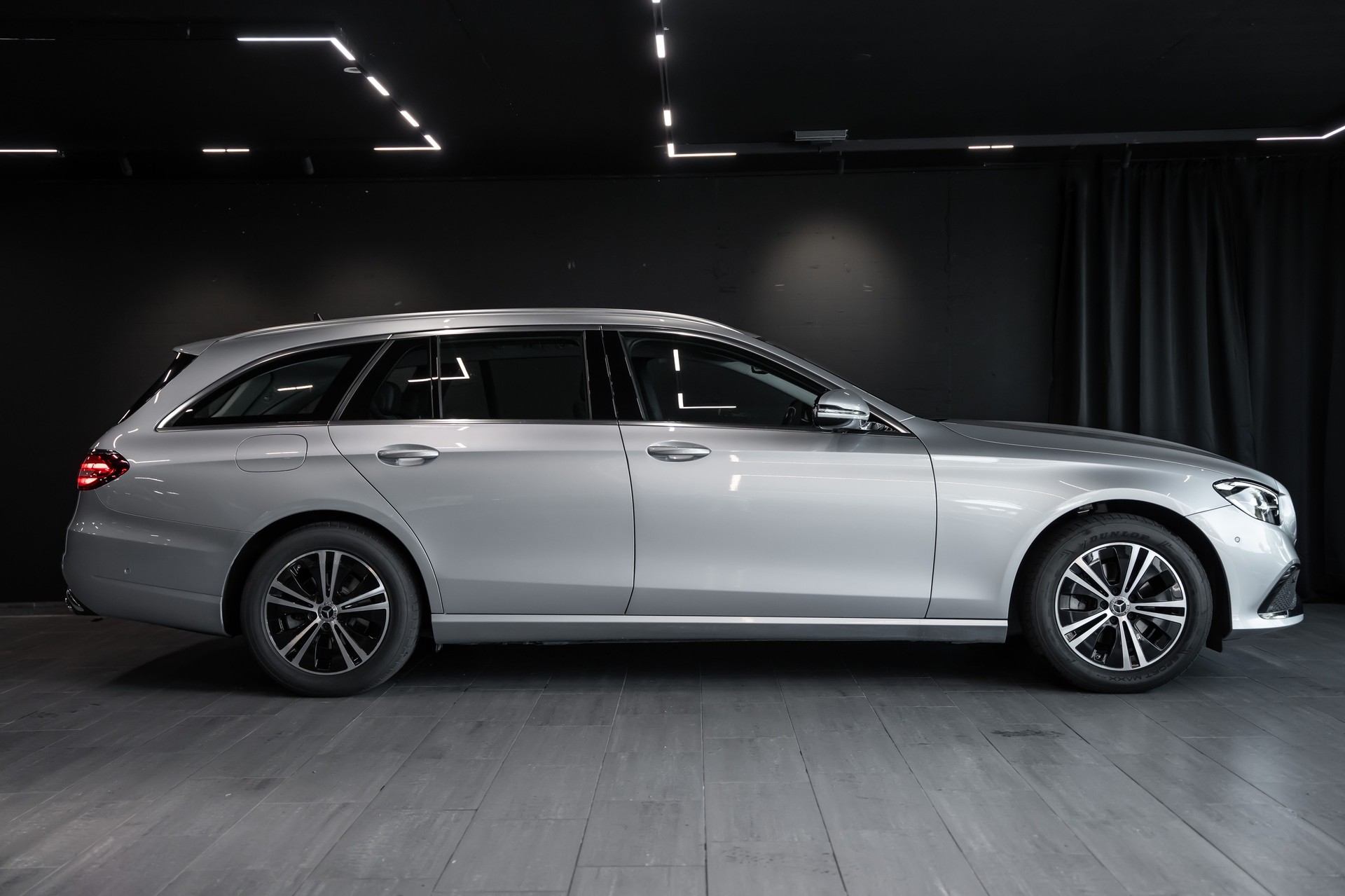 MERCEDES-BENZ E 220 d T Avantgarde 9G-Tronic / Sitzheizung / Rückfahrkamera / Assistenzsysteme uvm..-image-2