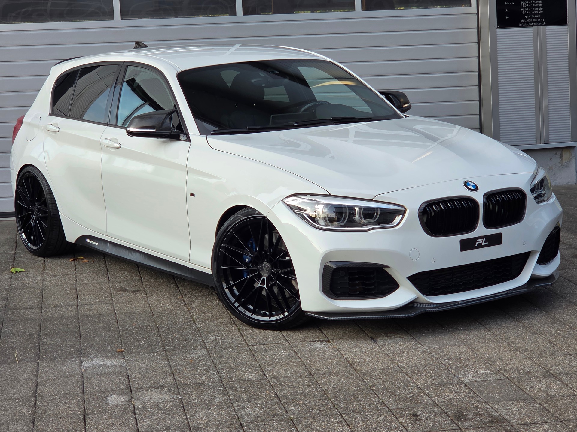 BMW M135i xDrive Steptronic / CARBON PAKET - KW TIEFER LEG - DISTANZSCHEIBEN - BULL X ABGASANLAGE -KEYLESS -KAMARA -LED SCHEINWERER-showroom-element-2