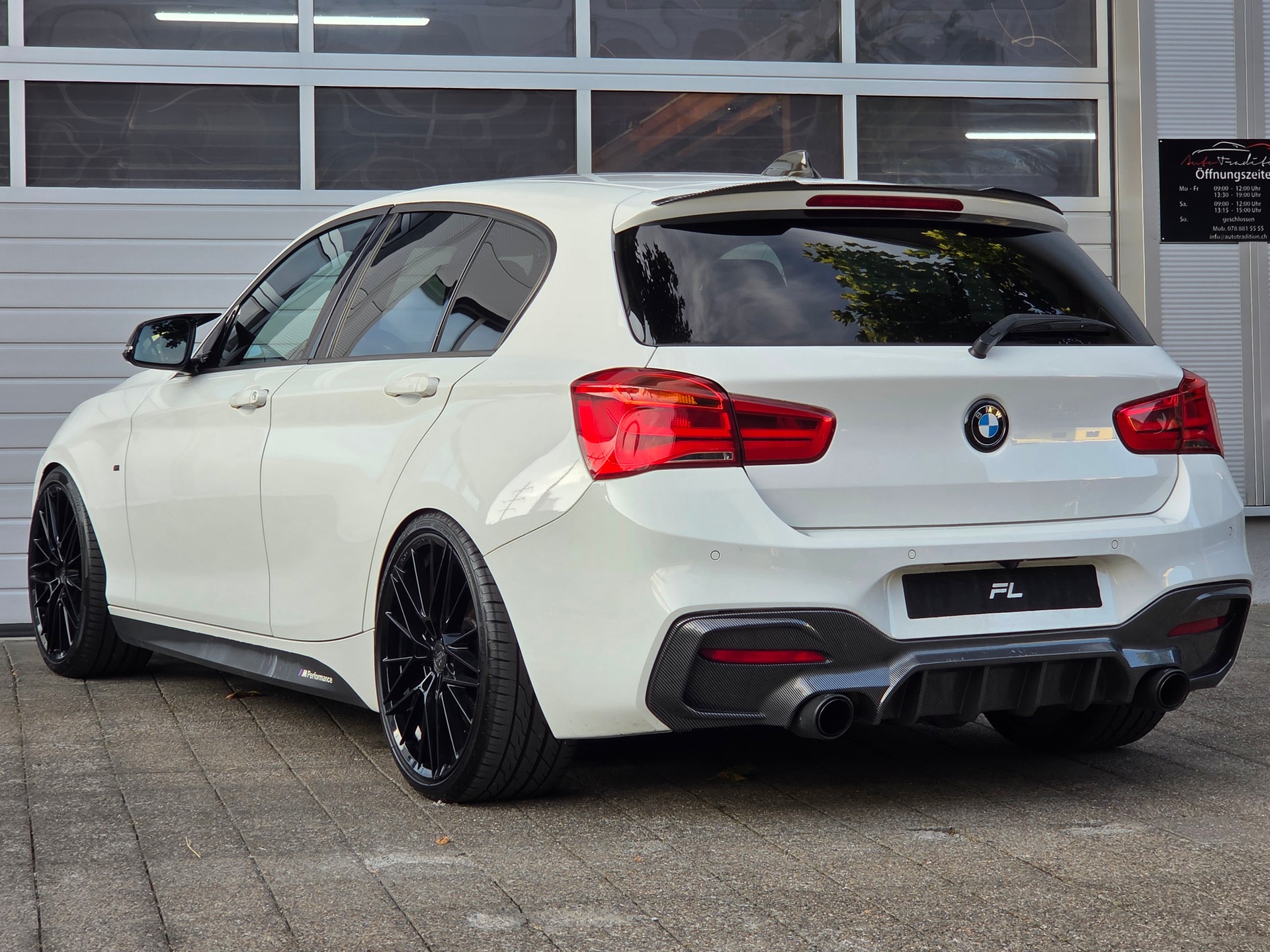 BMW M135i xDrive Steptronic / CARBON PAKET - KW TIEFER LEG - DISTANZSCHEIBEN - BULL X ABGASANLAGE -KEYLESS -KAMARA -LED SCHEINWERER-showroom-element-1