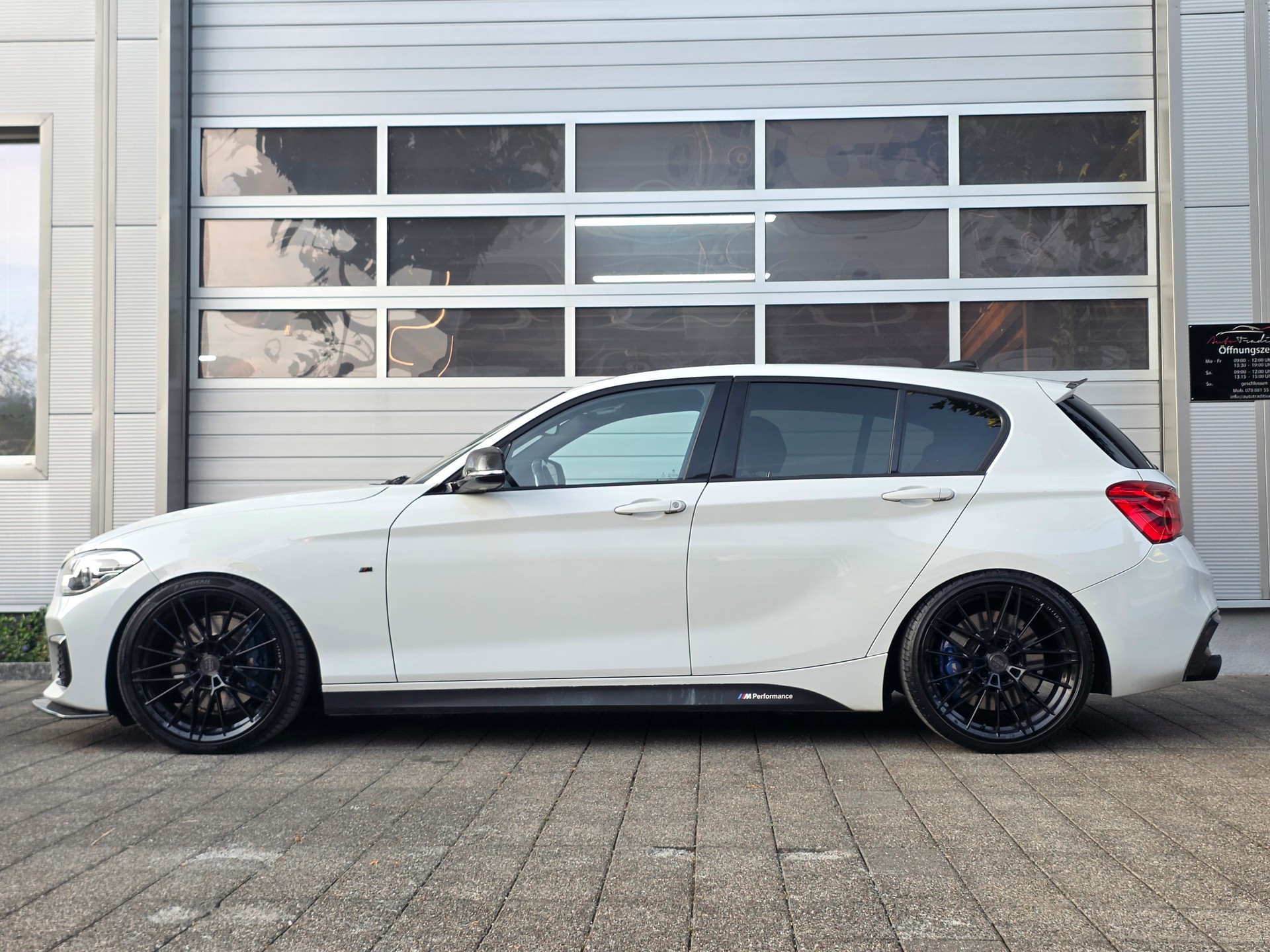 BMW M135i xDrive Steptronic / CARBON PAKET - KW TIEFER LEG - DISTANZSCHEIBEN - BULL X ABGASANLAGE -KEYLESS -KAMARA -LED SCHEINWERER-showroom-element-3