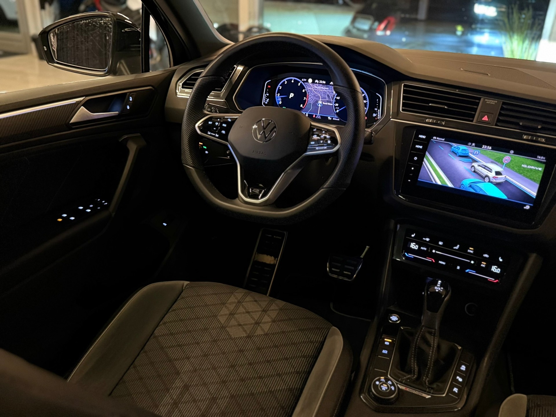 VW Tiguan 2.0TSI R-Line 4Motion DSG-image-10