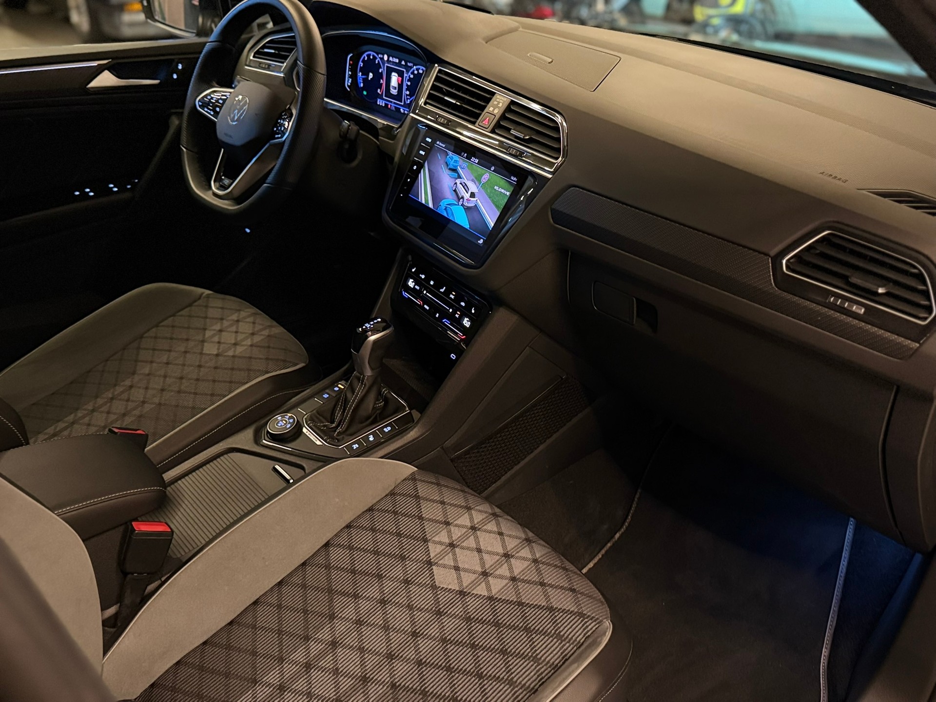 VW Tiguan 2.0TSI R-Line 4Motion DSG-image-12