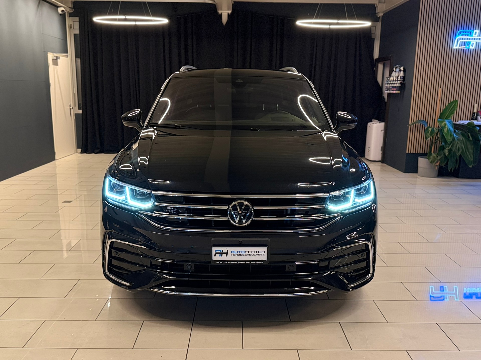 VW Tiguan 2.0TSI R-Line 4Motion DSG-image-1