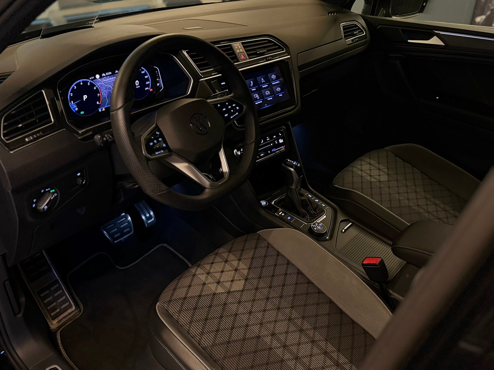 VW Tiguan 2.0TSI R-Line 4Motion DSG-image-8