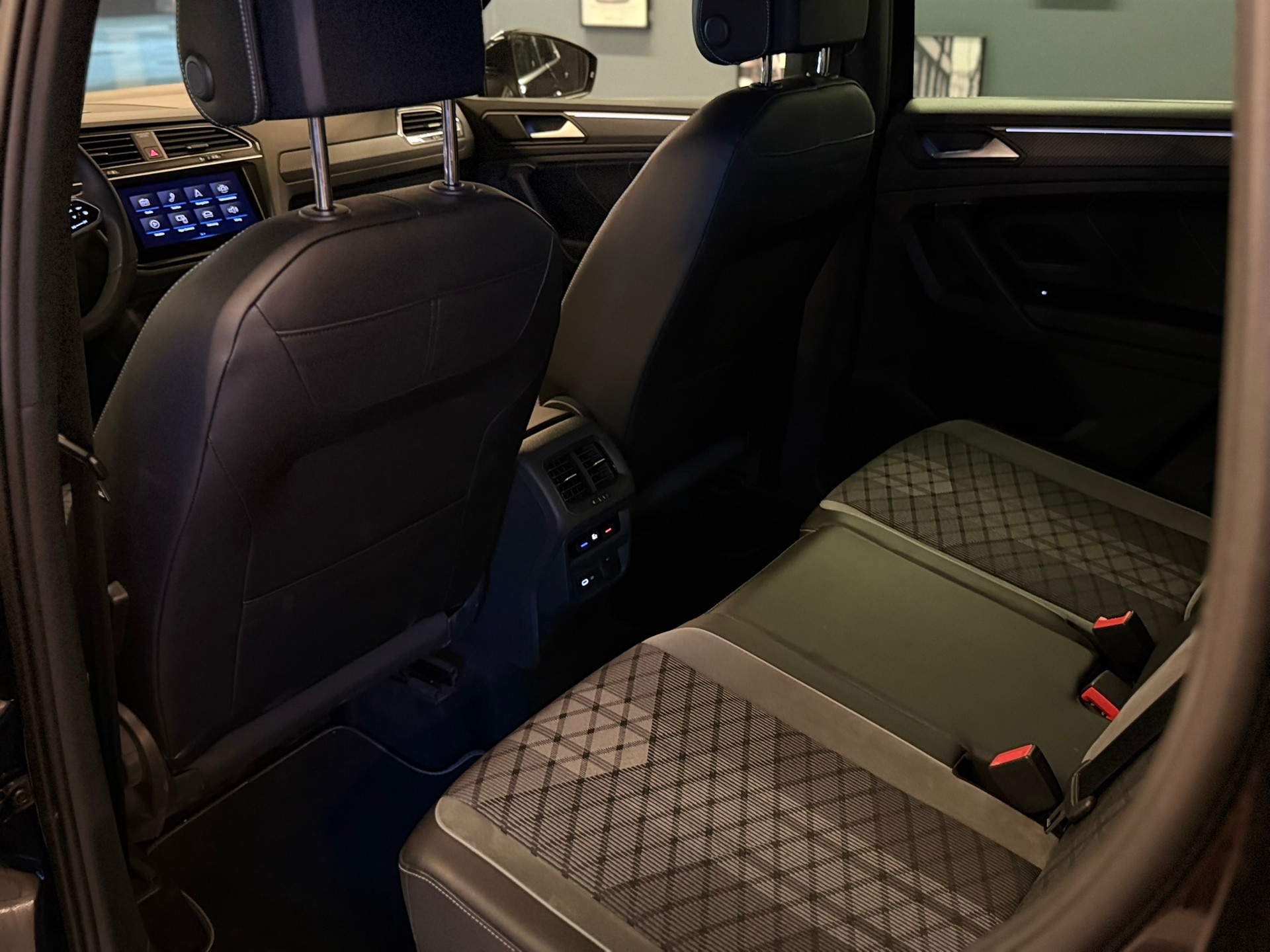 VW Tiguan 2.0TSI R-Line 4Motion DSG-image-16