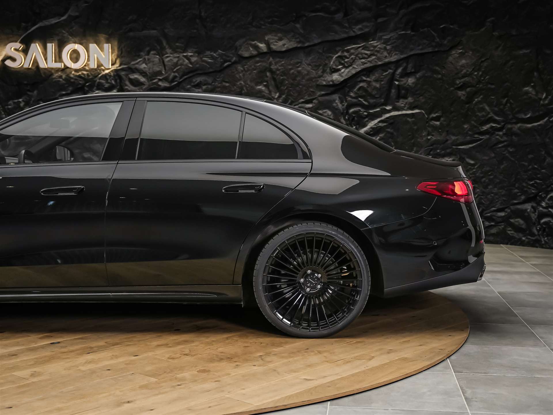 MERCEDES-BENZ E 220 d 4Matic 9G-Tronic *Werksgarantie*Superscreen*Burmester Soundsystem*360° Kamera*-image-14