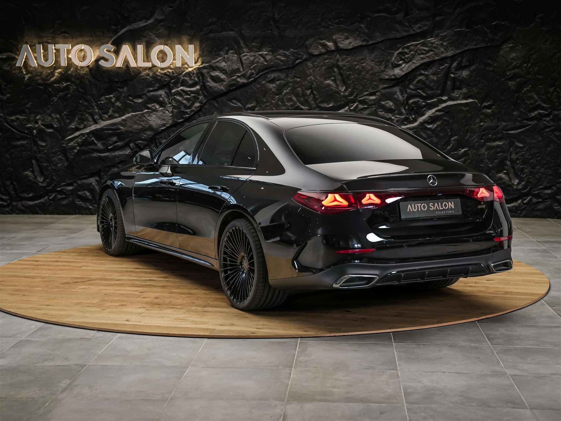 MERCEDES-BENZ E 220 d 4Matic 9G-Tronic *Werksgarantie*Superscreen*Burmester Soundsystem*360° Kamera*-image-2