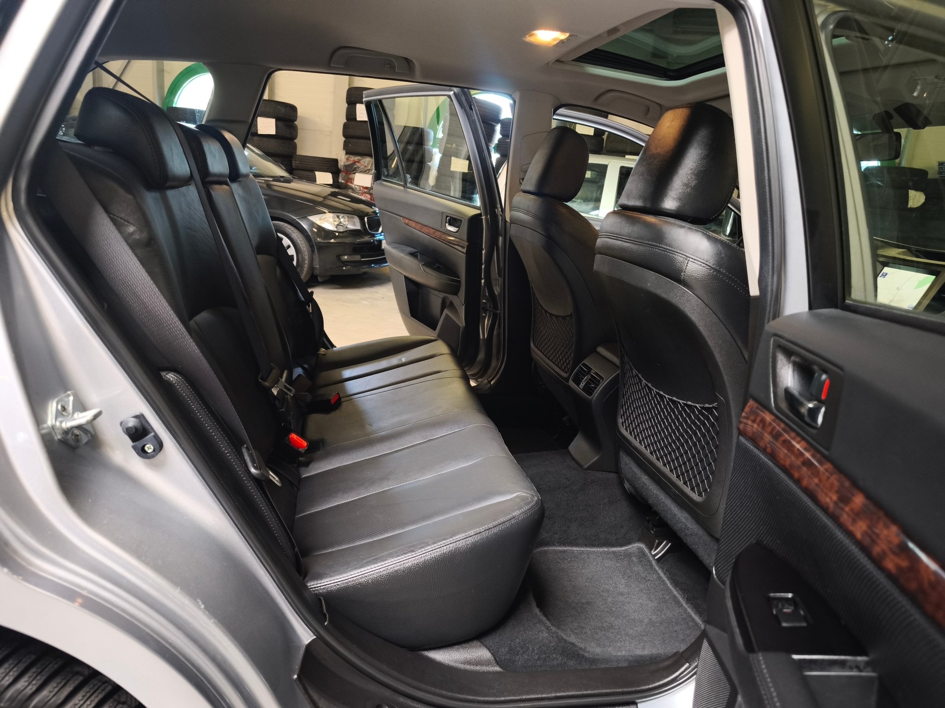 SUBARU Outback 3.6R Executive AWD Automatic-image-7