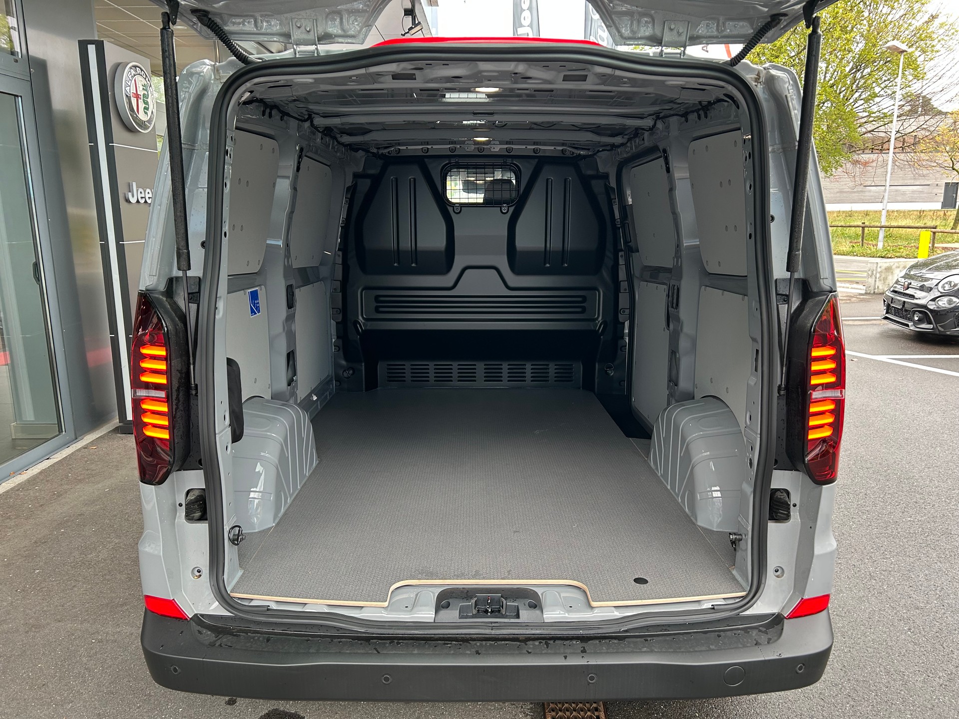 VW Transporter 2.0 TDI-image-17