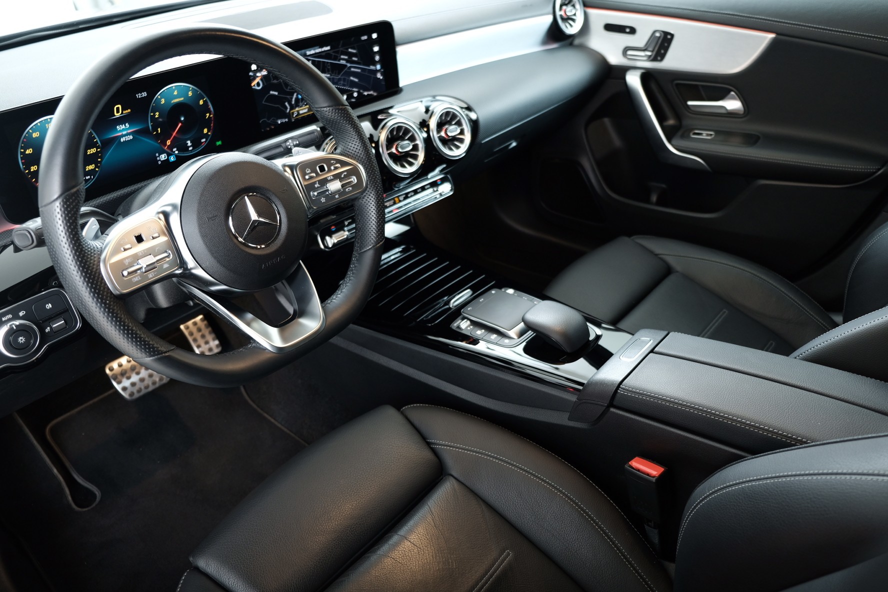 MERCEDES-BENZ CLA Shooting Brake 250 4Matic 7G-DCT AMG Line-image-8